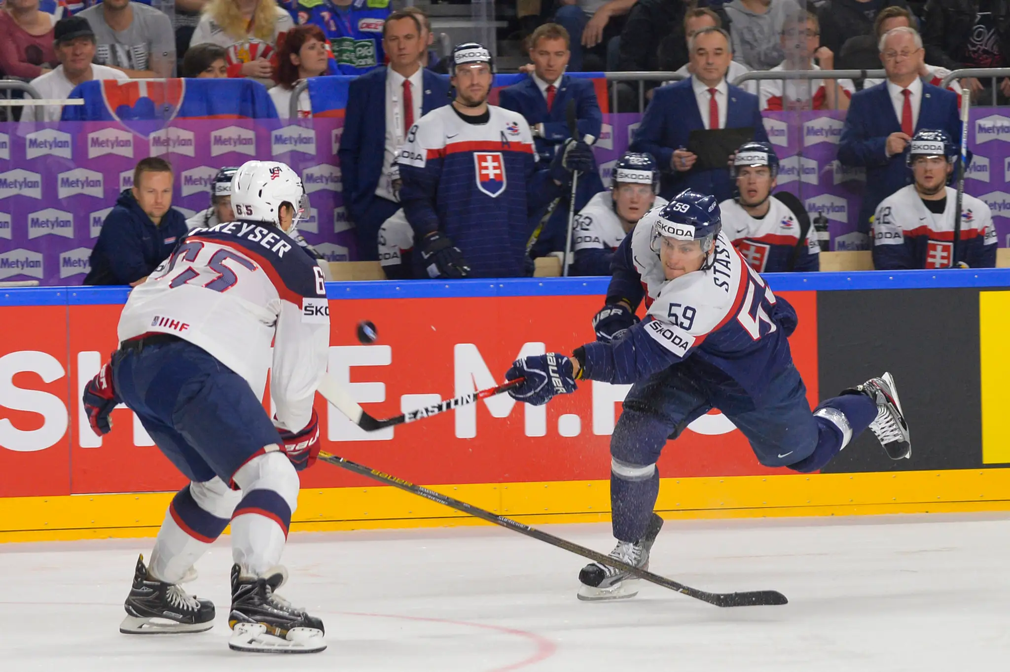 Andrej Šťastný (Slovensko) a Danny Dekeyser (USA).