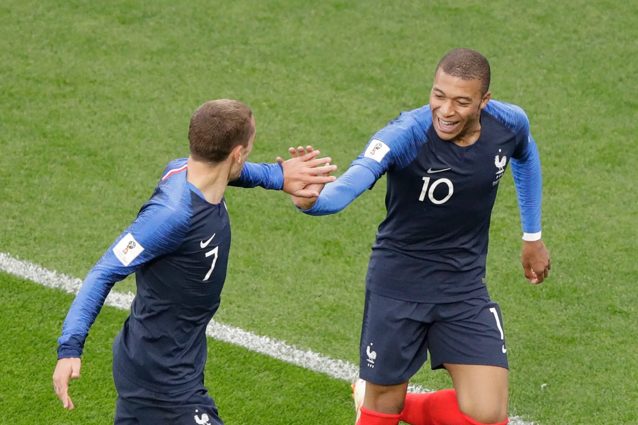 Francúzi Kylian Mbappé (vpravo) a Antoine Griezmann sa radujú z gólu proti Peru na MS 2018.