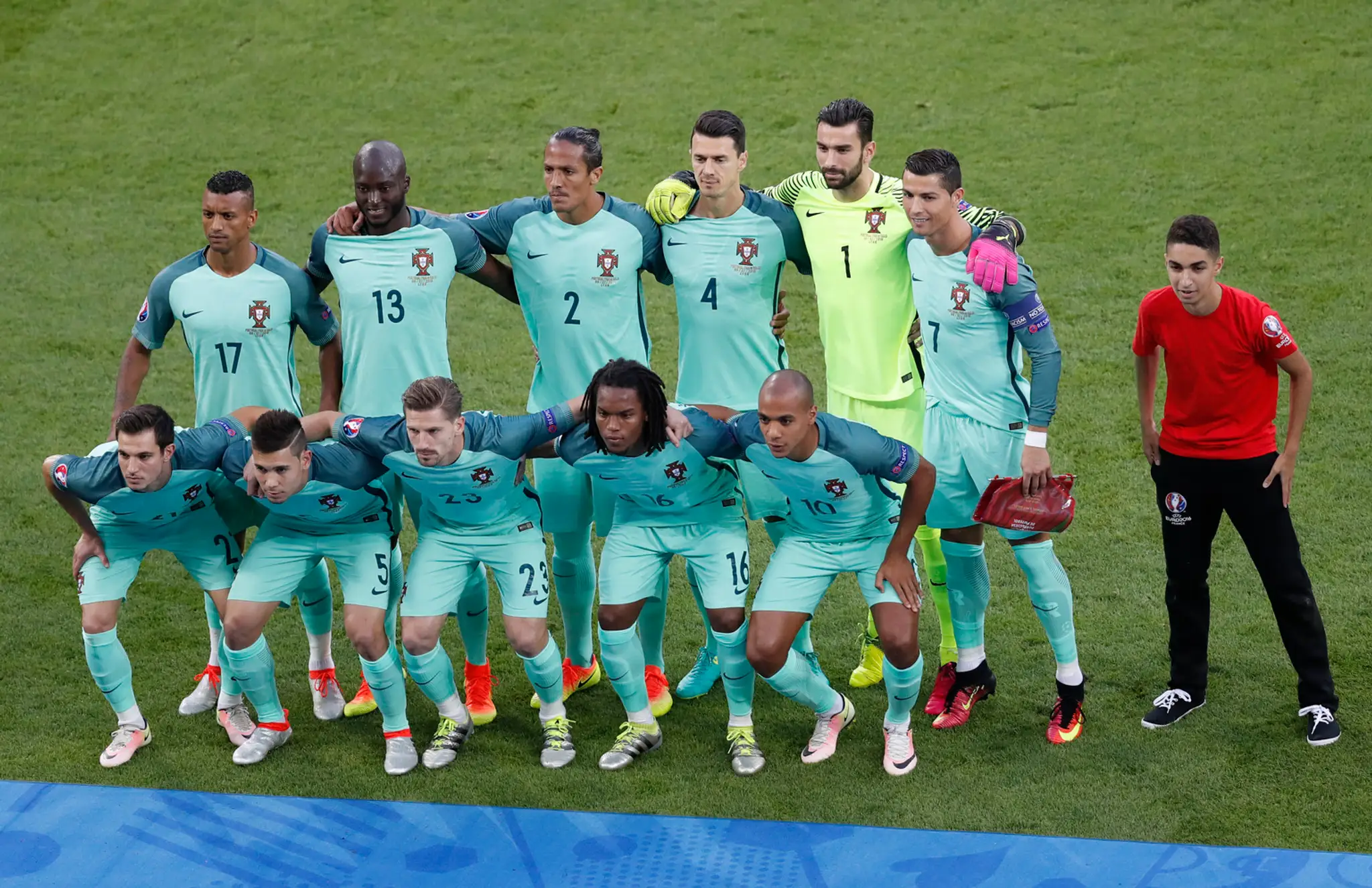 Portugalská reprezentácia a s ňou jej fanúšik pózujú pred semifinále ME proti Walesu.