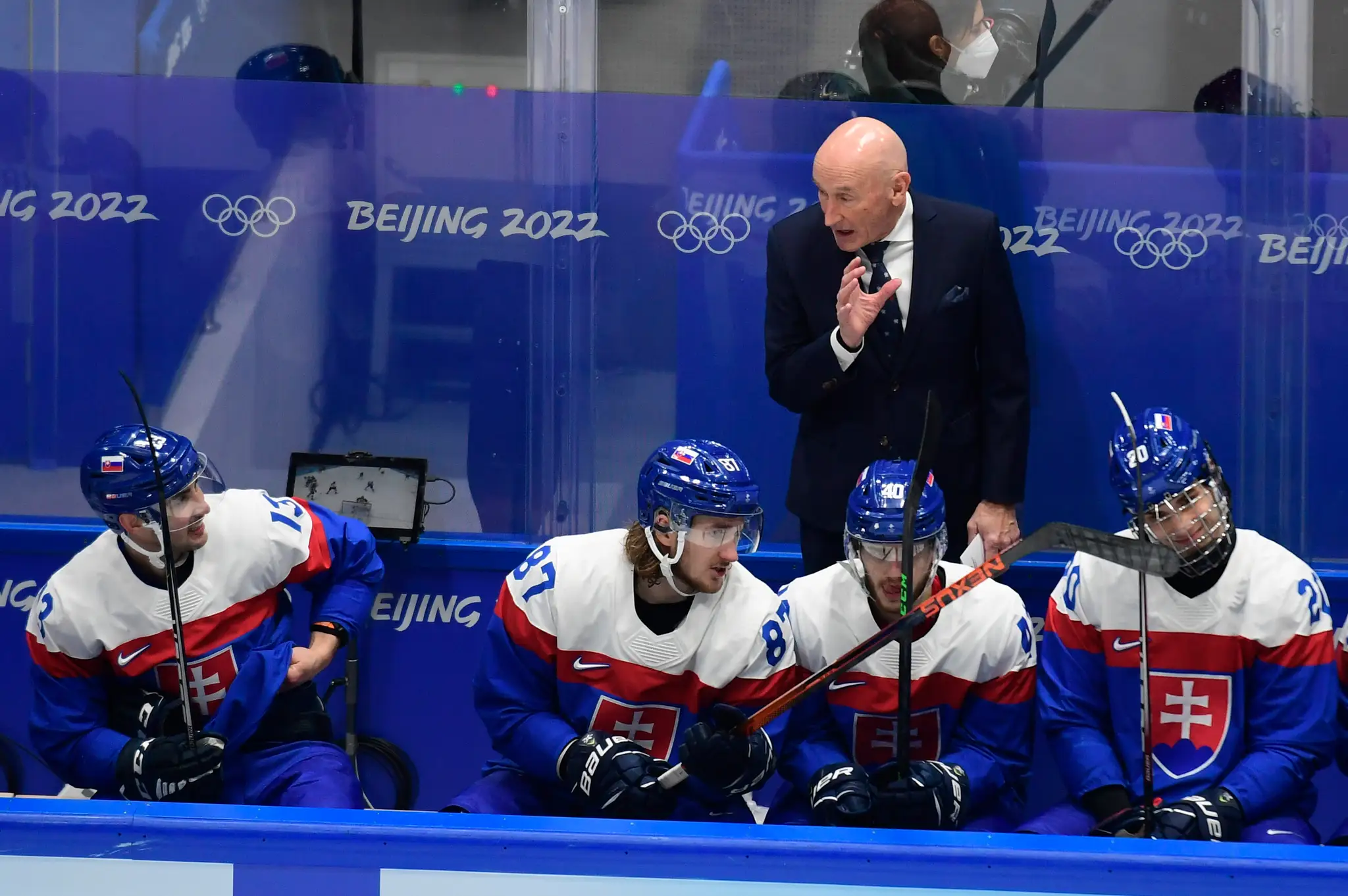 Slovenská striedačka, dole zľava Tomáš Jurčo, Pavol Regenda, Miloš Roman, Juraj Slafkovský a vzadu tréner Craig Ramsay v kvalifikácii o štvrťfinále s Nemeckom na ZOH 2022.