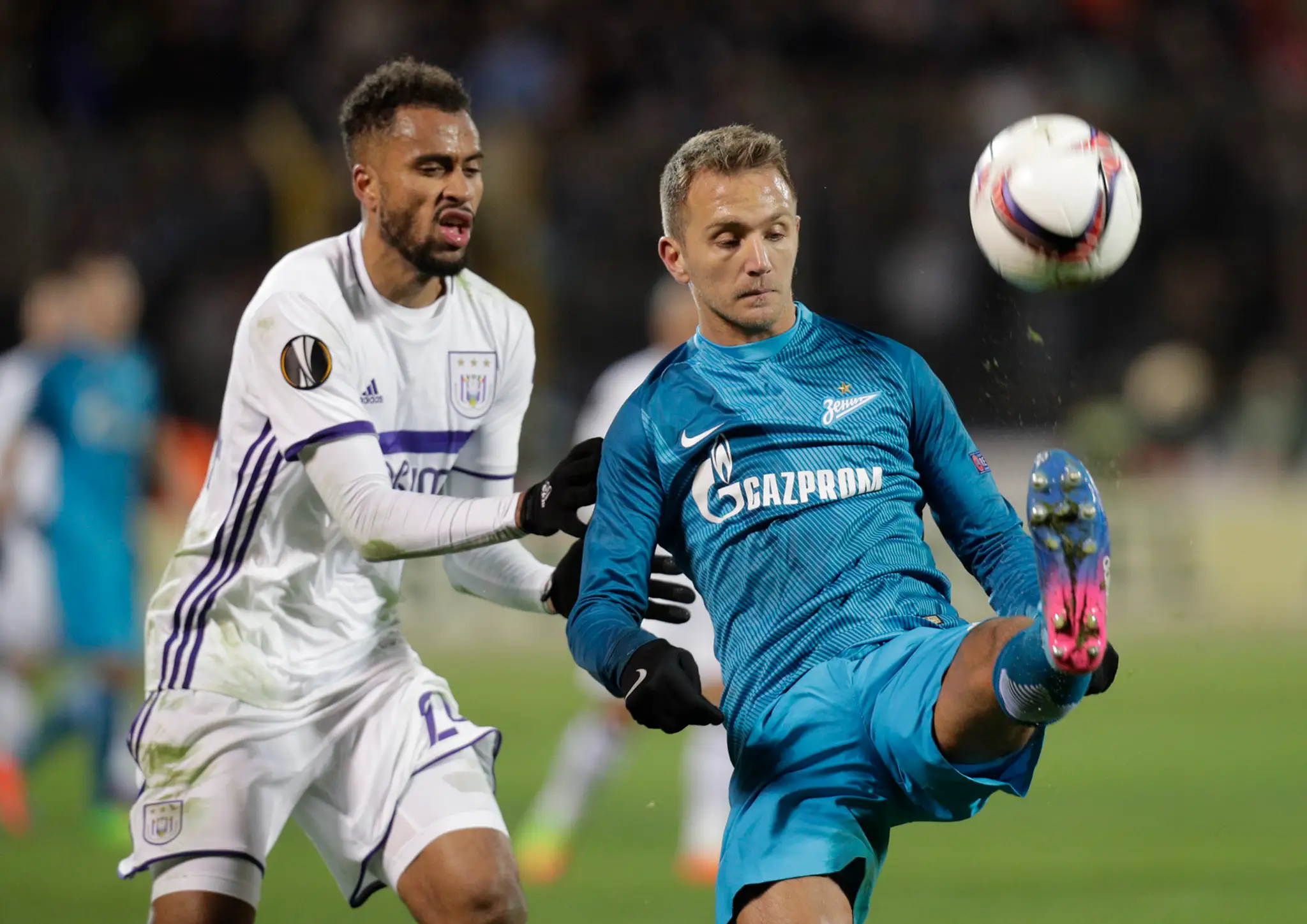 Isaac Kiese Thelin (vľavo) z Anderlechtu stíha beka Zenitu Domenica Criscita v šestnásťfinále EL.