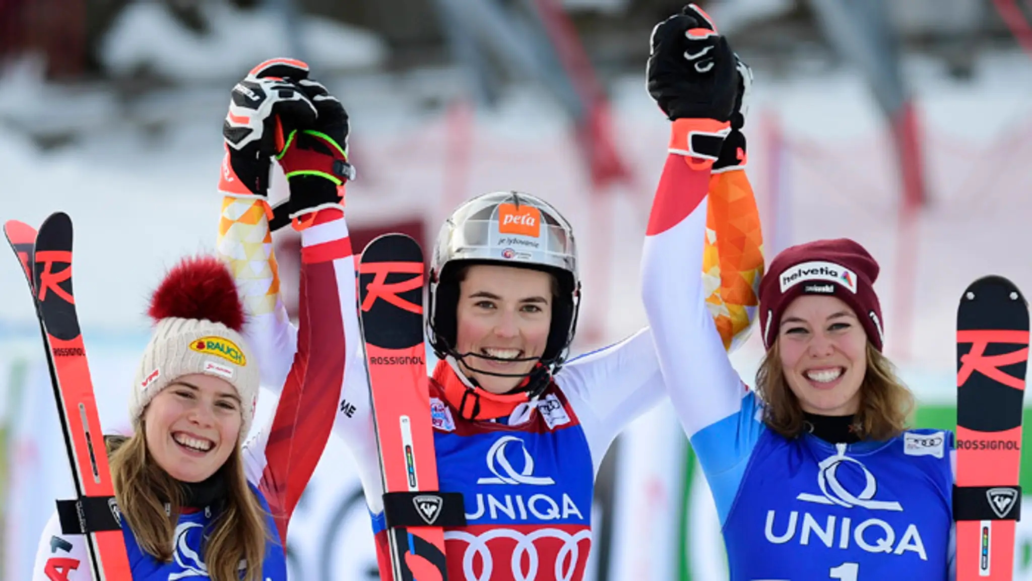 Víťazka slalomu v Lienzi Petra Vlhová so striebornou Katharinou Liensbergerovou a bronzovou Michelle Gisinovou (vľavo).