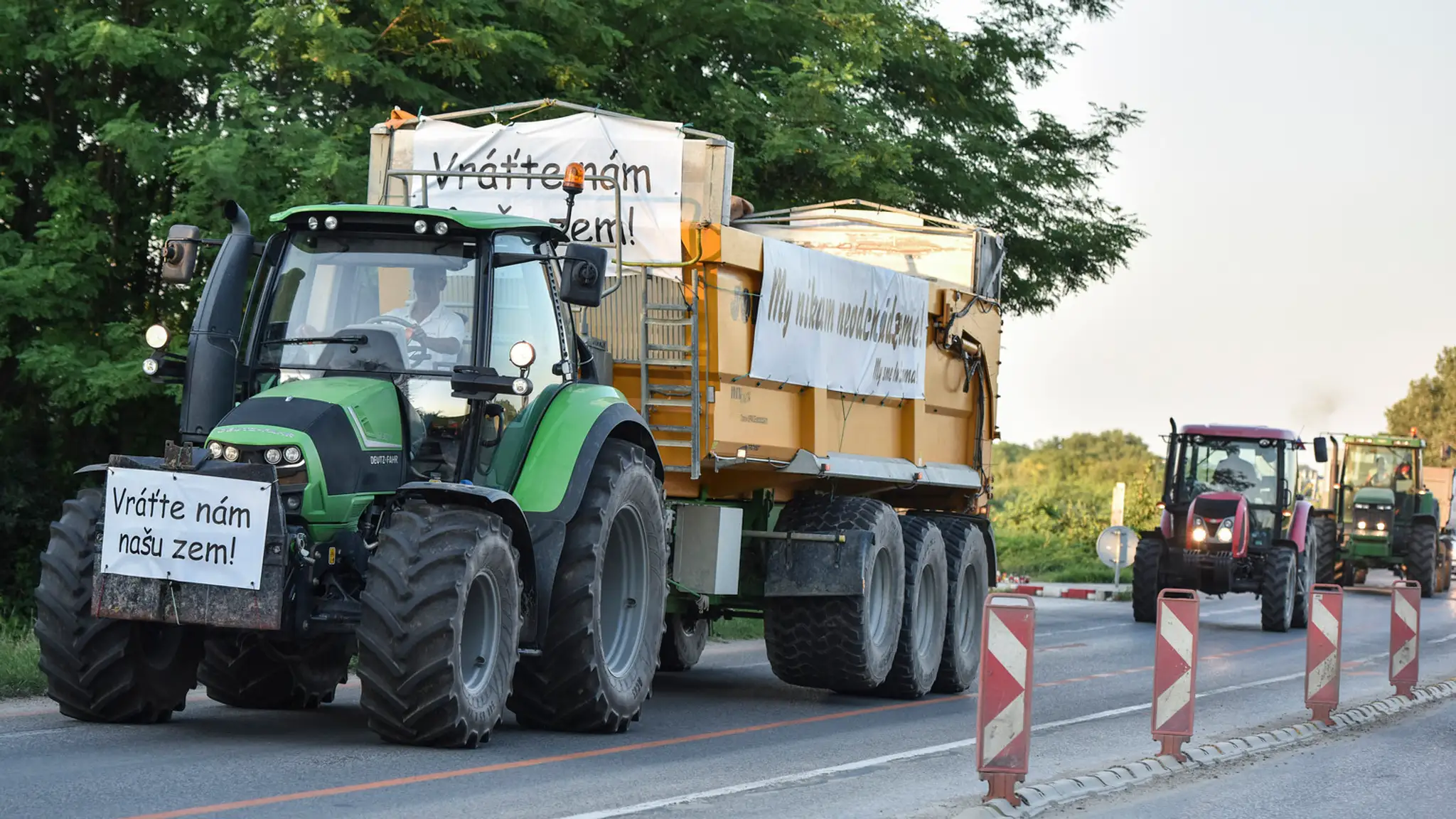 Protestná jazda farmárov z Michaloviec do Bratislavy za lepšie podmienky v poľnohospodárstve.