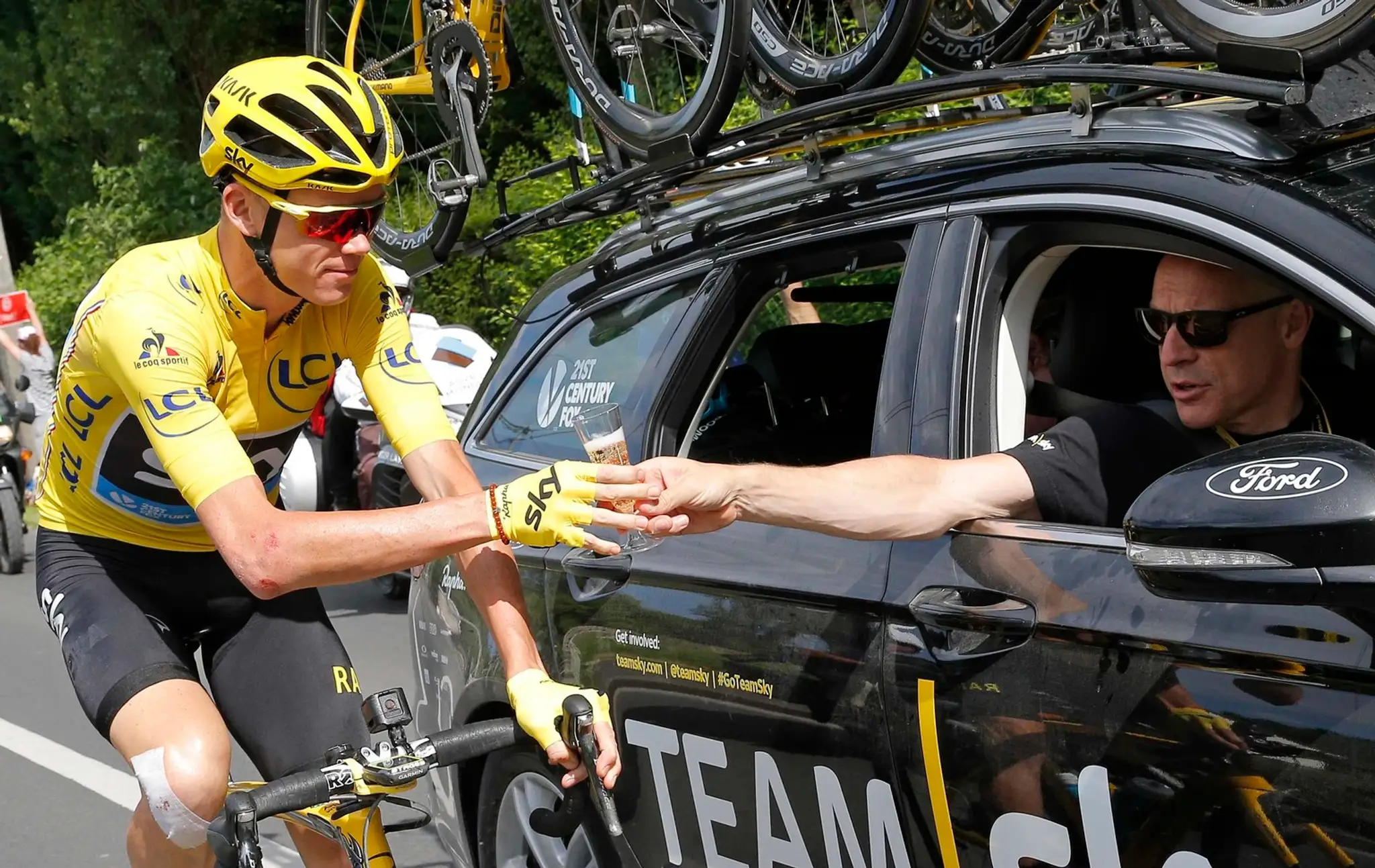Víťaz Tour de France Chris Froome oslavuje s pohárikom šampanského počas záverečnej 21. etapy.