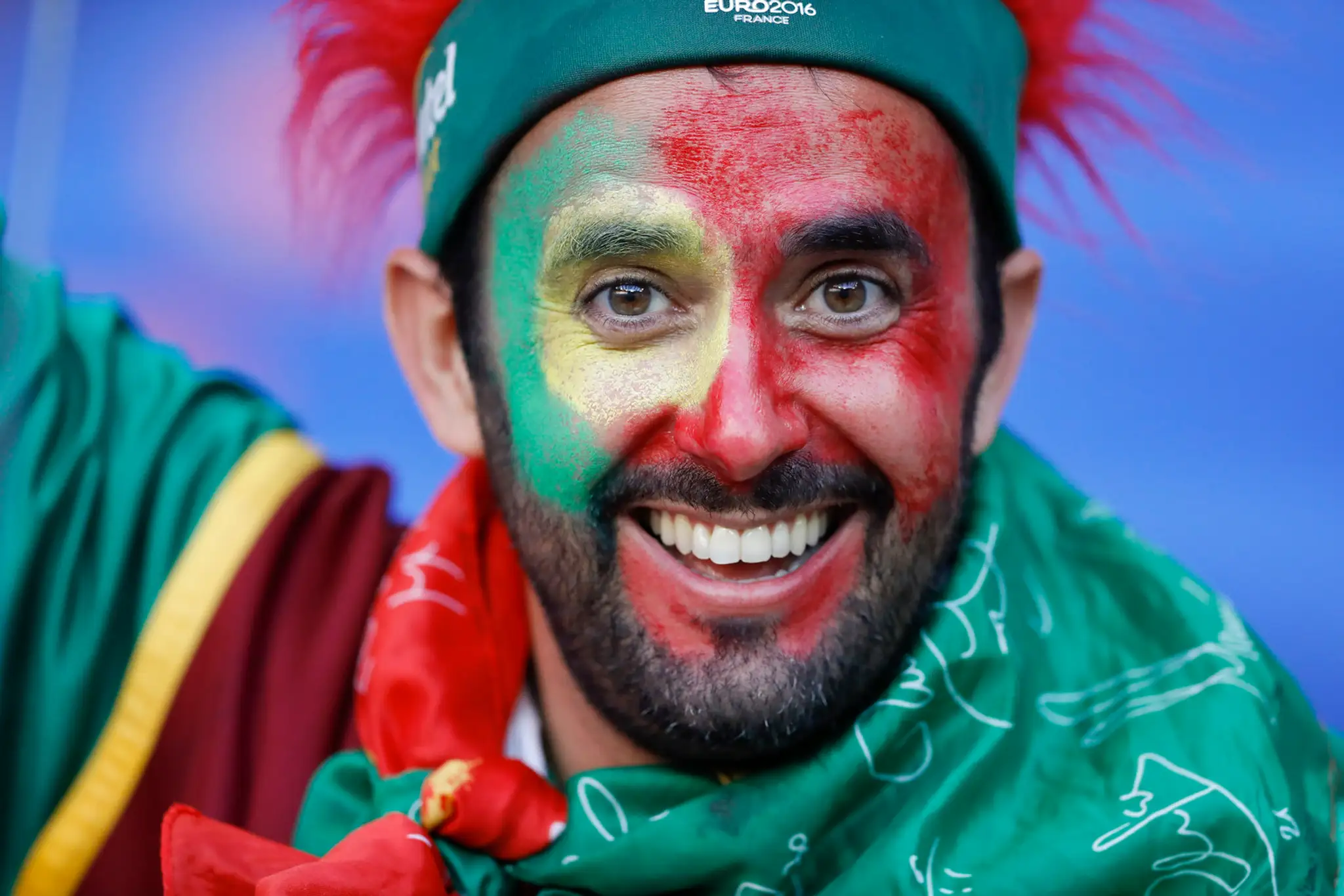 V hľadisku na štadióne v Lyone sediaci portugalský fanúšik pred duelom semifinále ME proti Walesu.