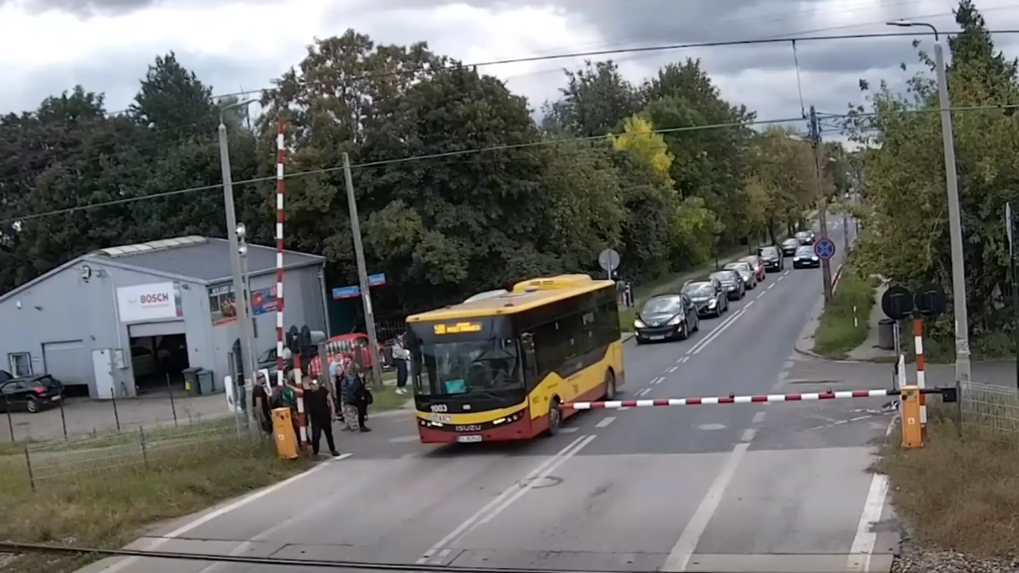 Autobus uviazol medzi závorami