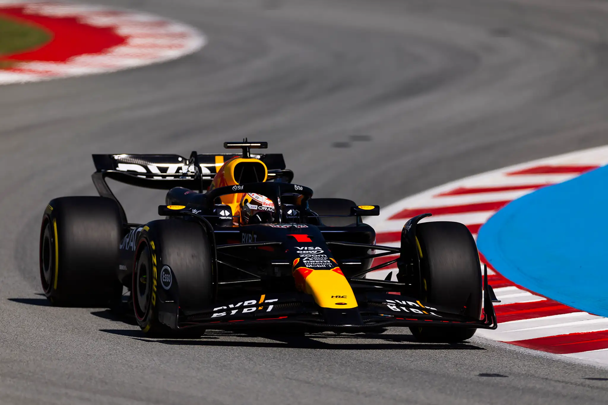 Holanďan Max Verstappen z Red Bullu na trati v Španielsku.