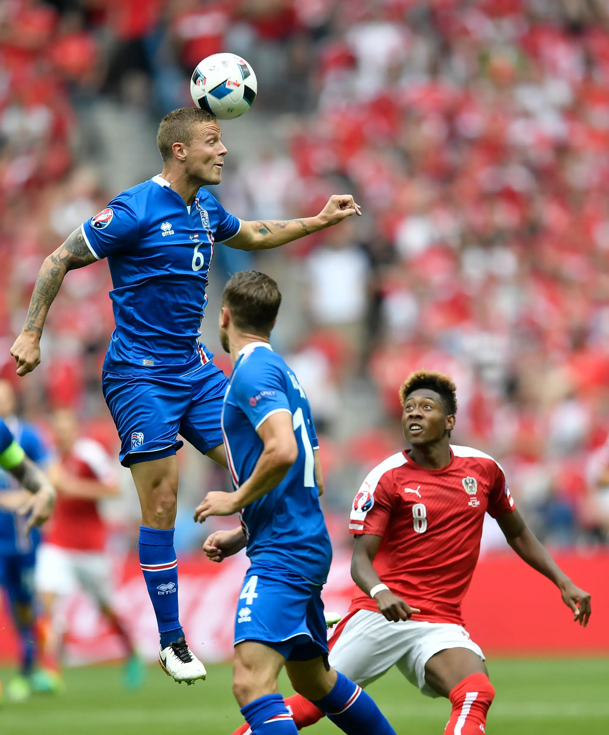 Islanďan Johann Gudmundsson (vľavo) a hráč Rakúska David Alaba (vpravo) v súboji na ME.