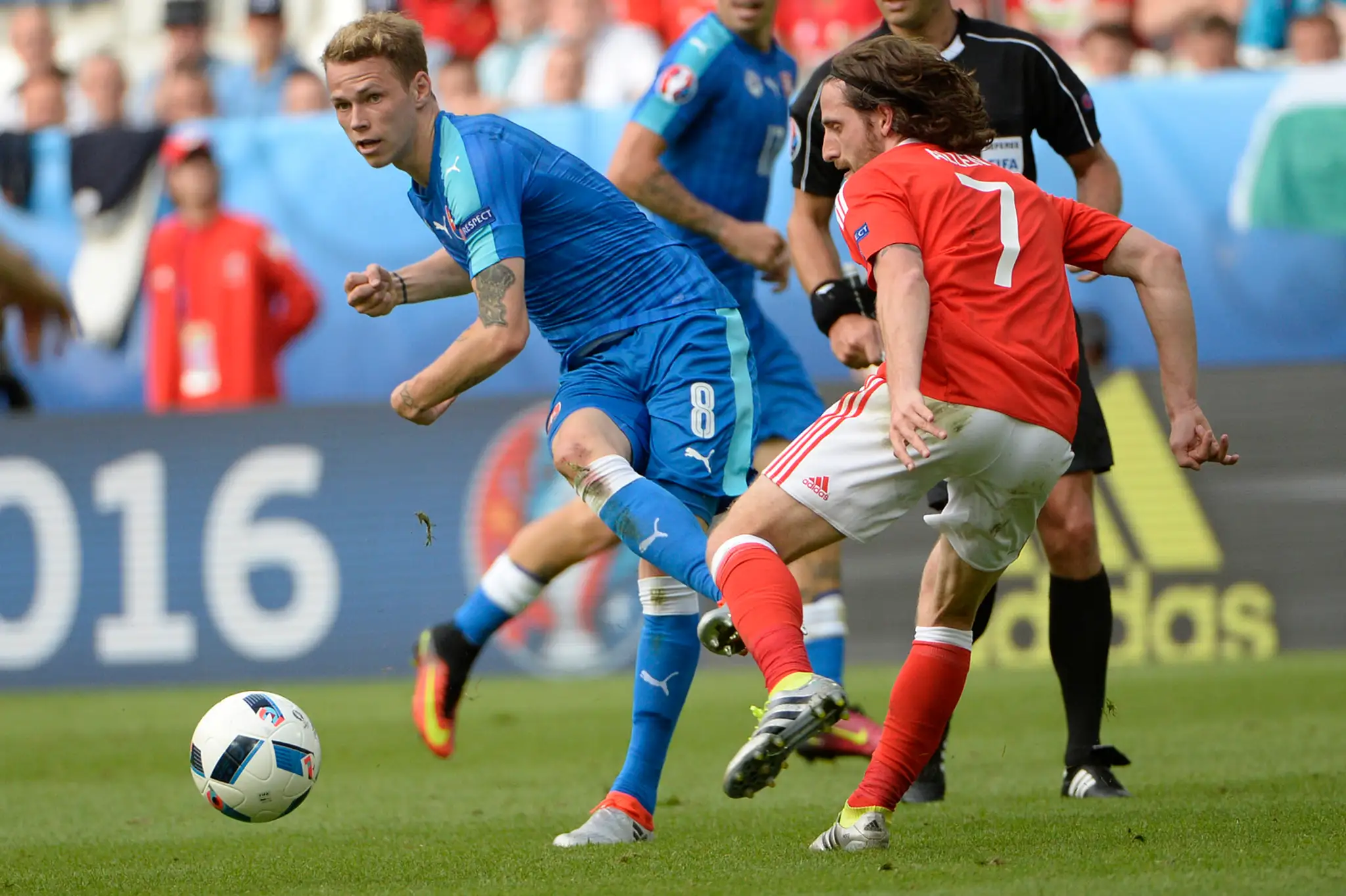 Na snímke vľavo Ondrej Duda (Slovensko) a Joe Allen (Wales) vo vzájomnom dueli na ME.