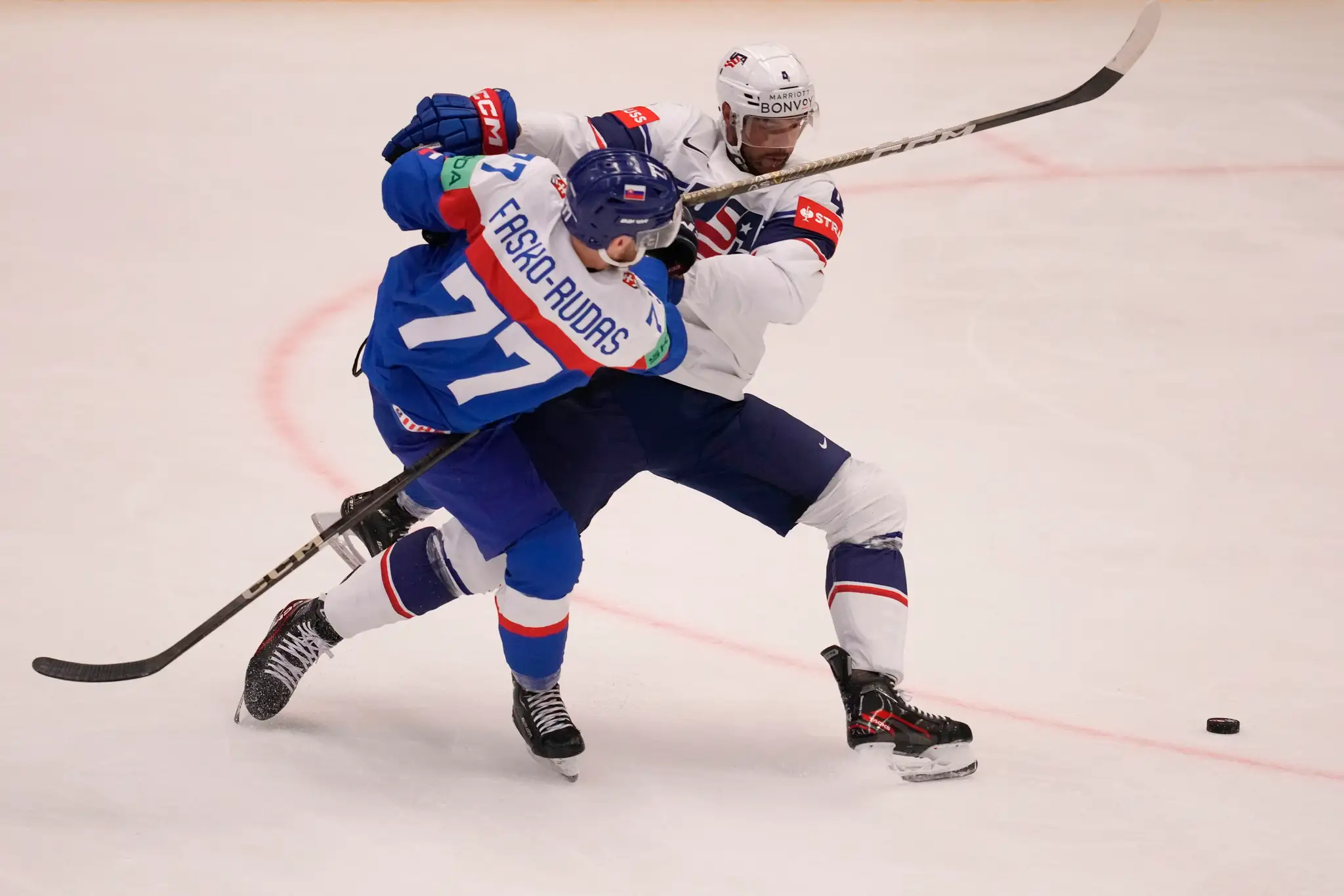 Američan Seth Jones a Martin Faško-Rudáš v súboji na MS 2024.