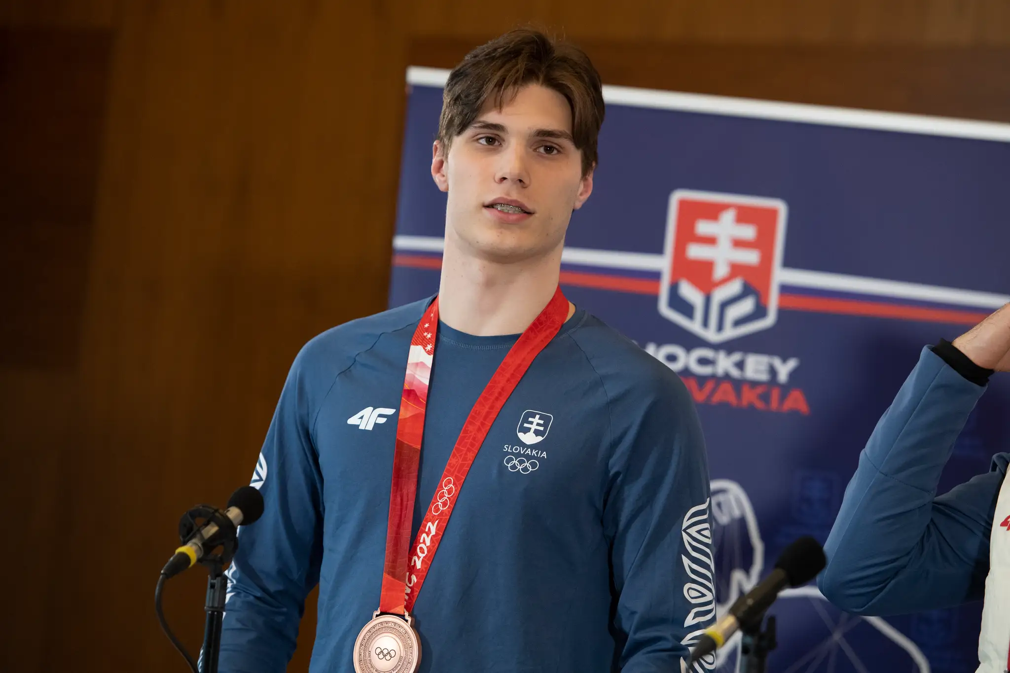 Juraj Slafkovský počas tlačovej konferencie po návrate zo ZOH 2022.