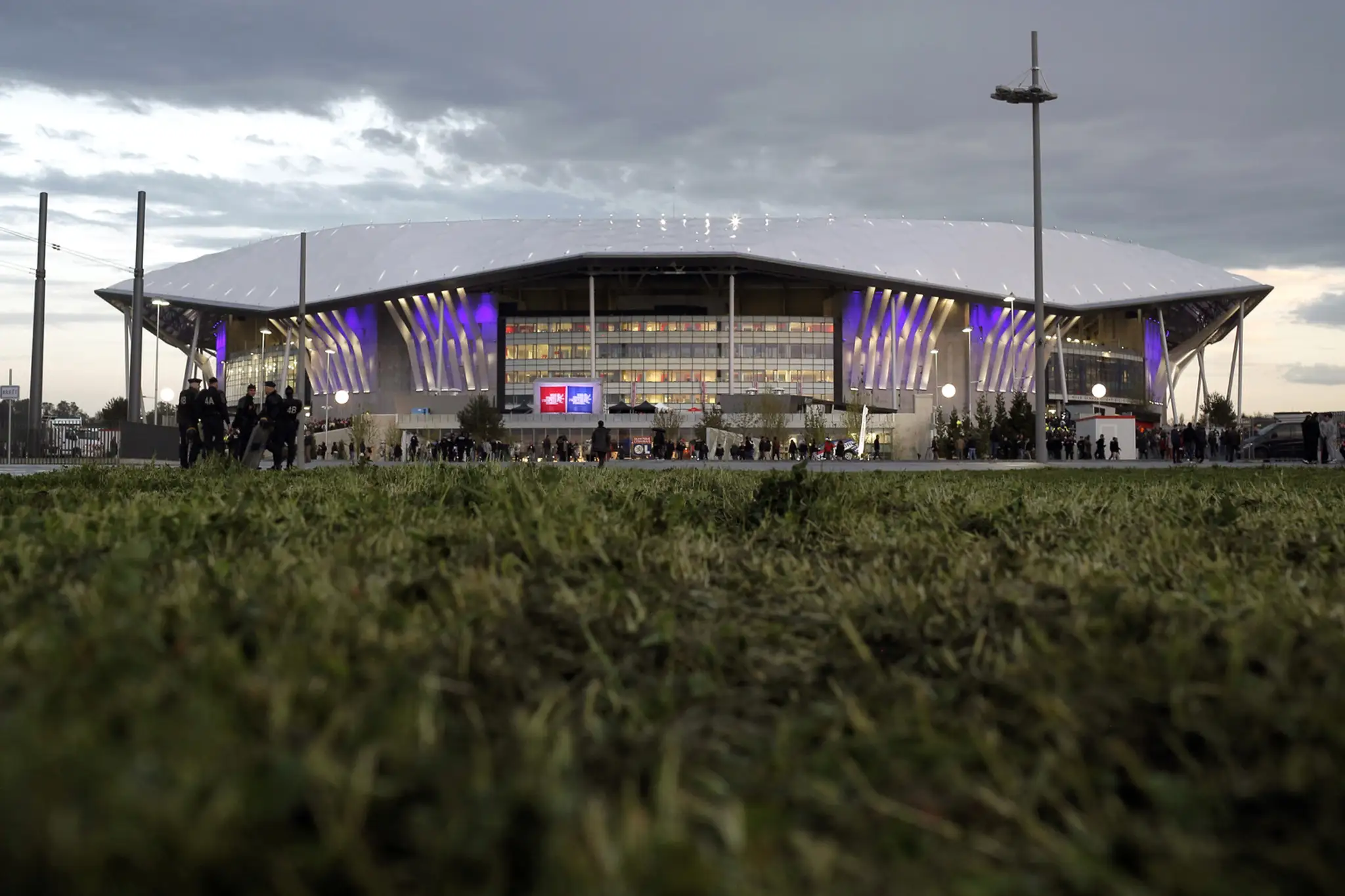 Na snímke pohľad na štadión Stade des Lumiéres 15. apríla 2016 v predmestí Lyonu Décines-Charpieu.