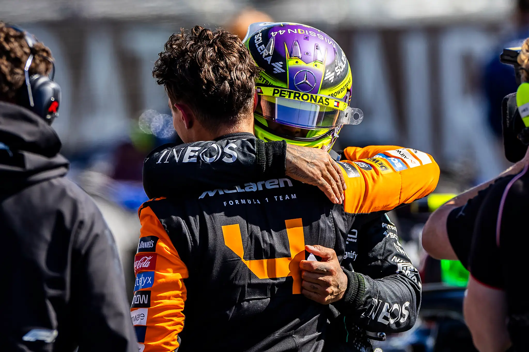 Dvojica britských jazdcov Lewis Hamilton z Mercedesu a Lando Norris z McLarenu.
