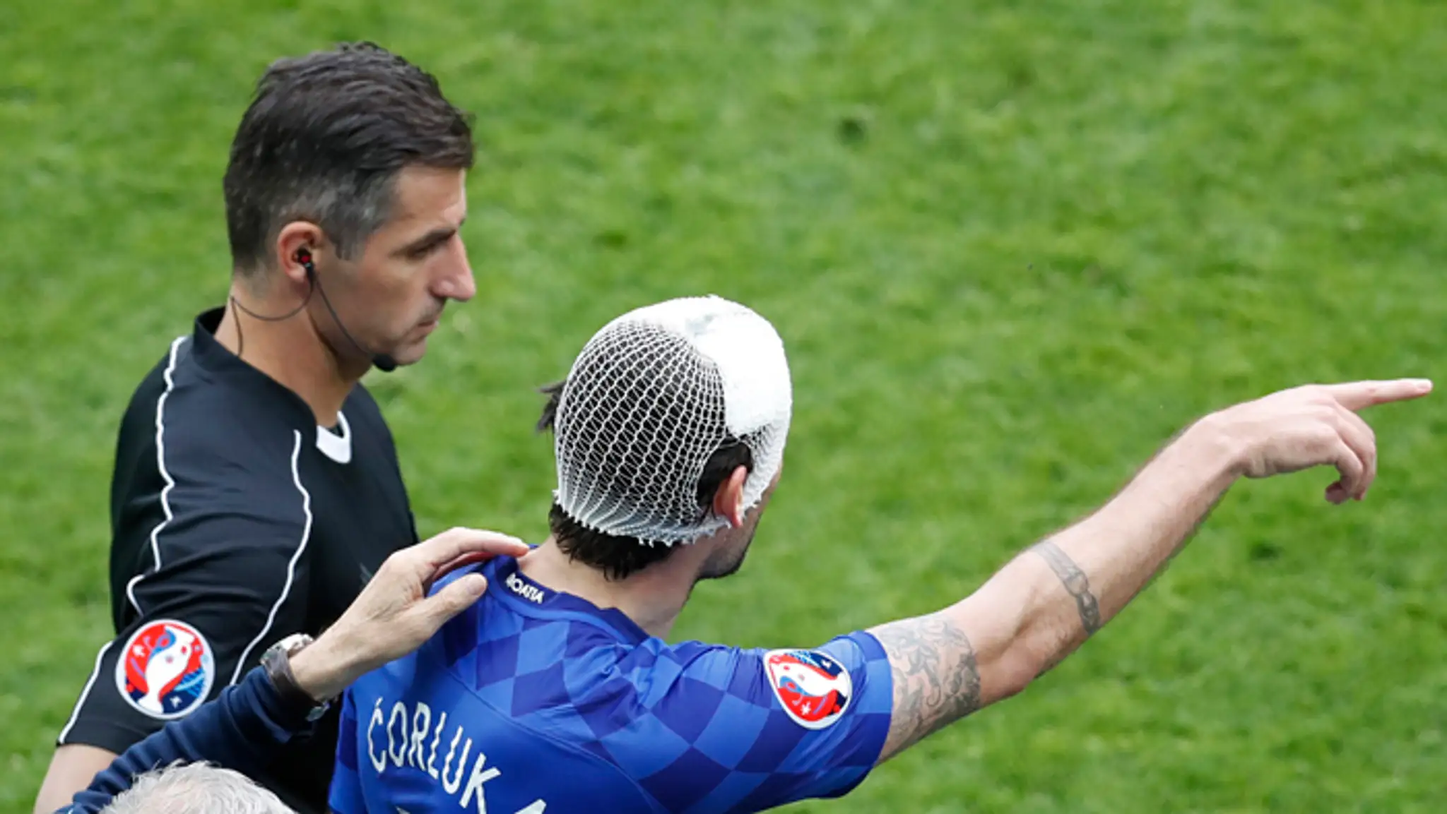 Chorvátsky futbalista Vedran Čorluka má na hlave ochranný obväz v zápase ME proti Česku.