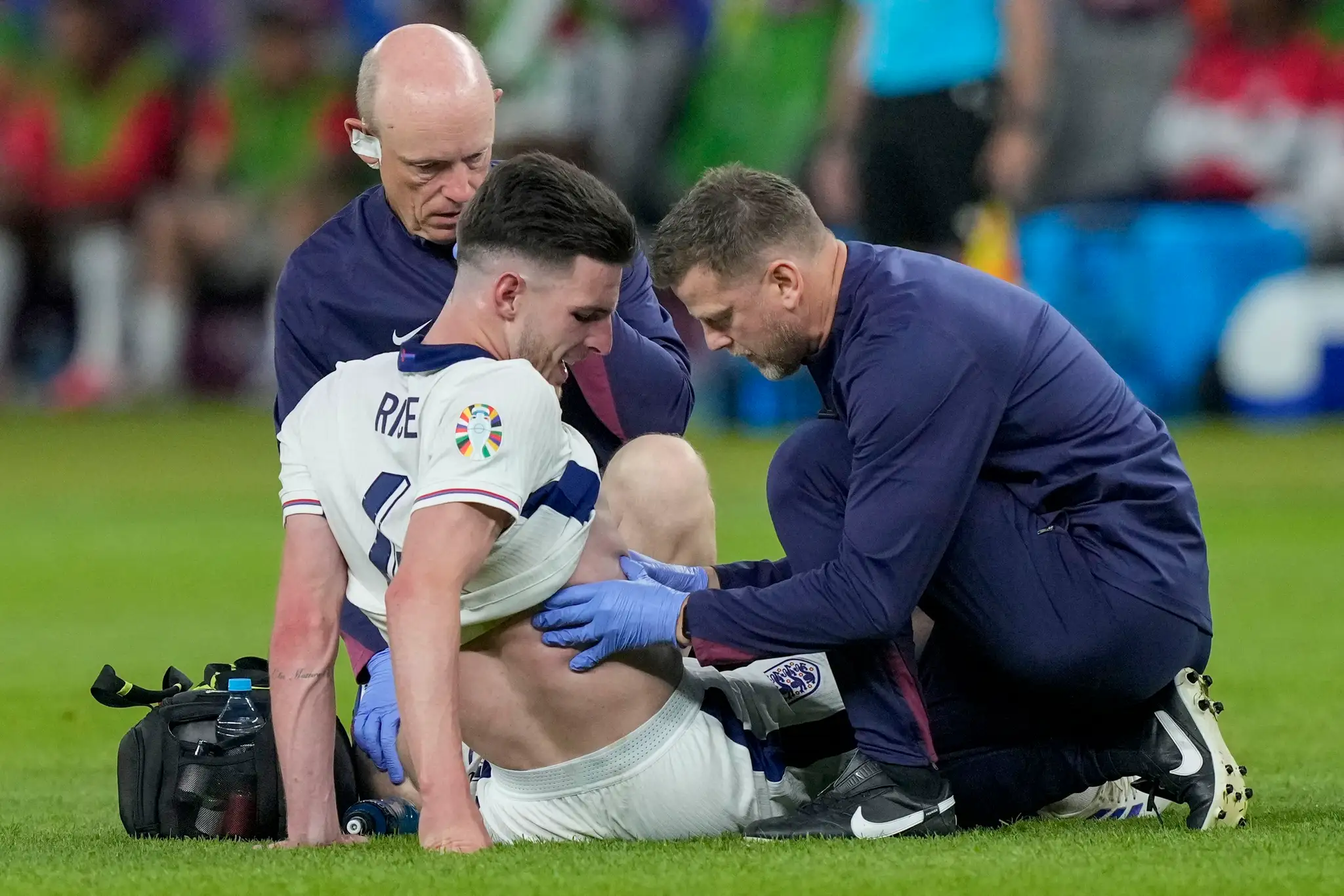 Angličan Declan Rice v opatere lekárov vo finále ME 2024 proti Španielsku.