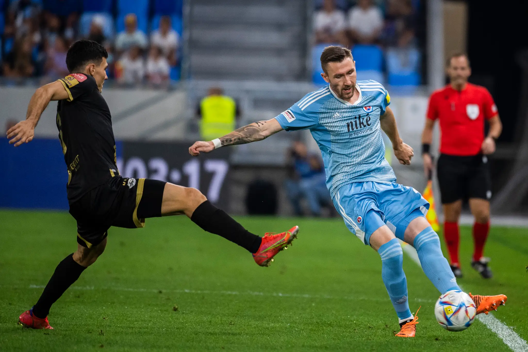 Zľava Josip Čorluka (Mostar) a Jaromír Zmrhal (Slovan) v odvete play off Európskej konferenčnej ligy.