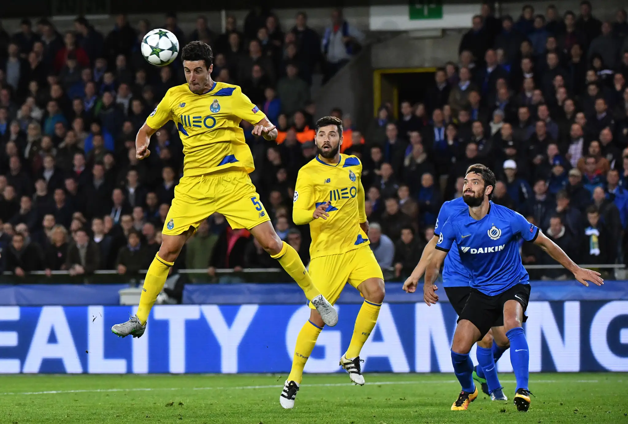Hráč FC Porto Ivan Marcano hlavičkuje počas duelu LM proti Clubu Bruggy.