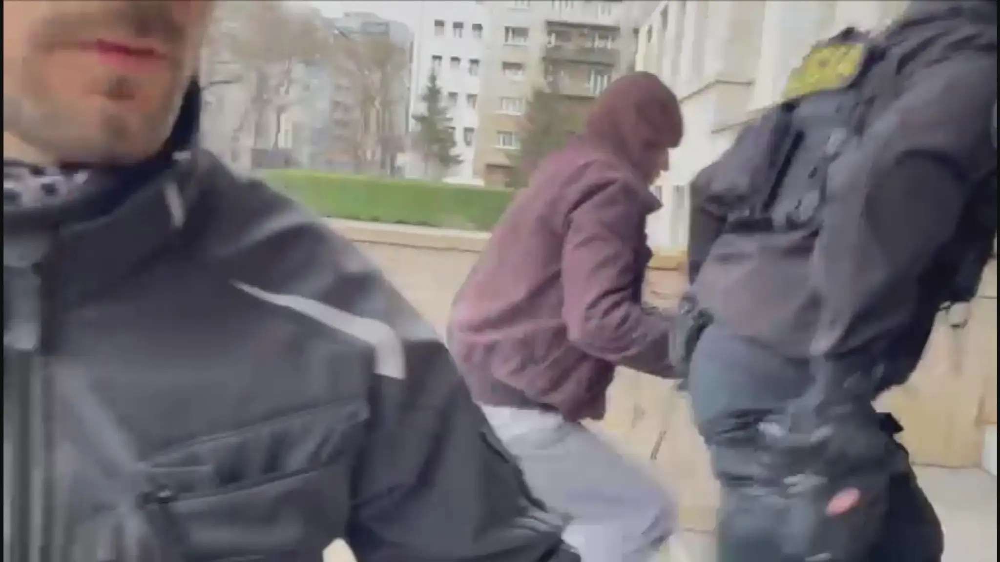 Kuchára Jožka privádzajú policajti do Justičného paláca
