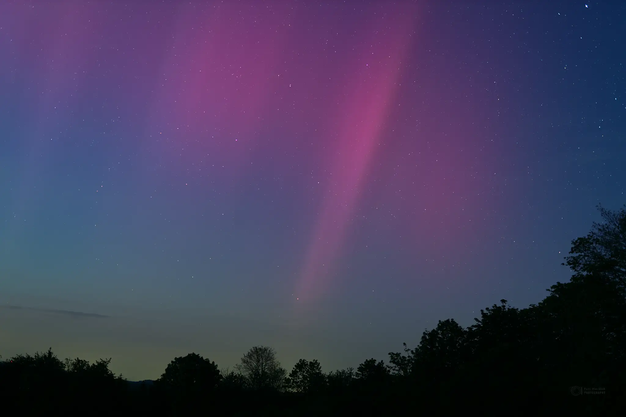Polárna žiara i takzvaný aurorálny anjel nad obcou Záhořice.