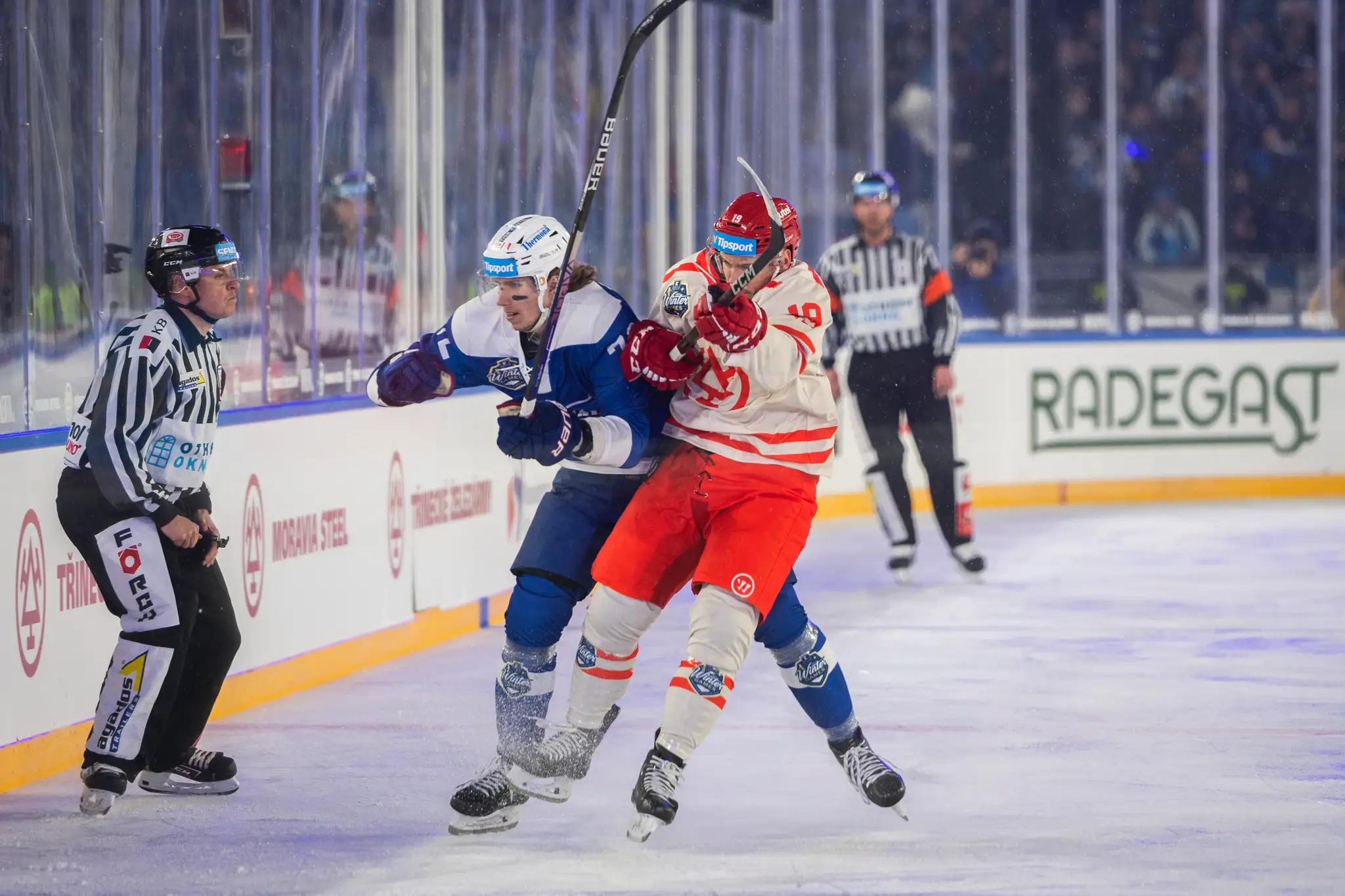Na snímke zľava Andrej Kollár (Kometa) a Patrik Hrehorčák (Oceláři) počas zápasu na hokejovom podujatí Kaufland Winter Games.