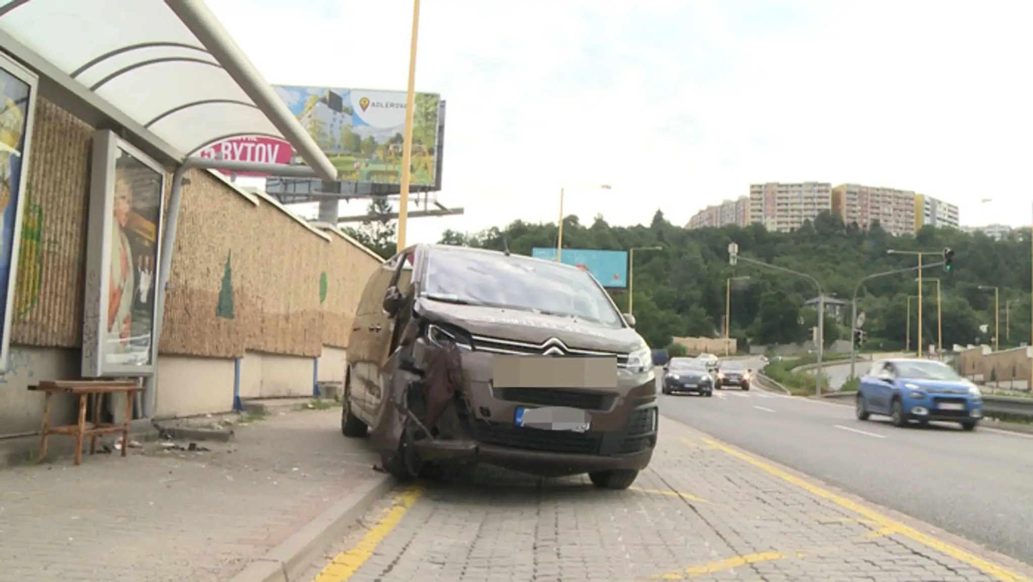 Taxík narazil do zástavky MHD v Košiciach.