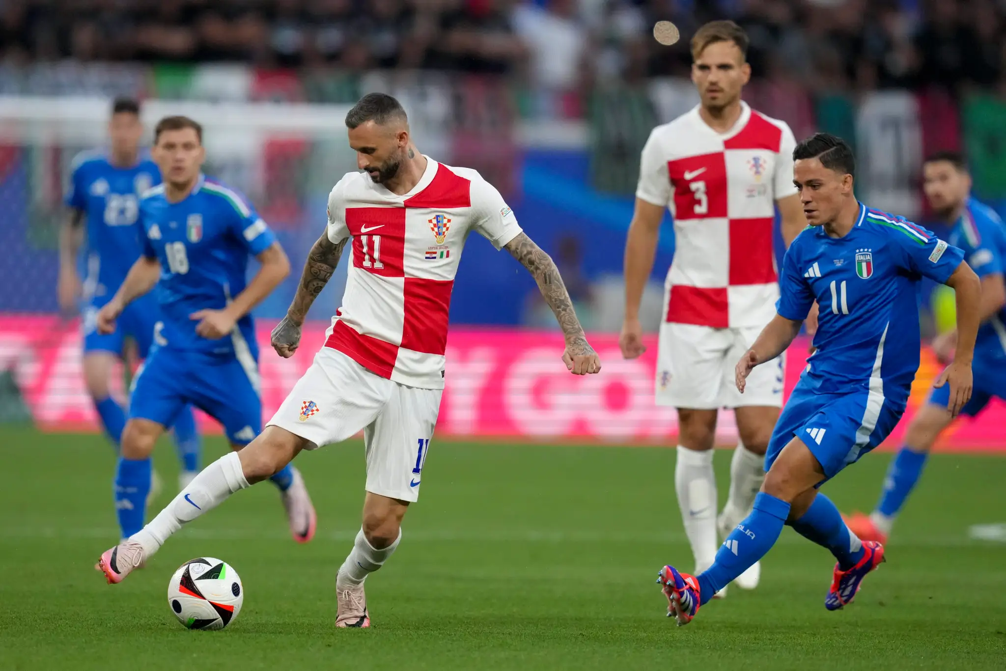 Vľavo Chorvát Marcelo Brozovič, stíha ho v zápase na ME 2024 Talian Giacomo Raspadori.