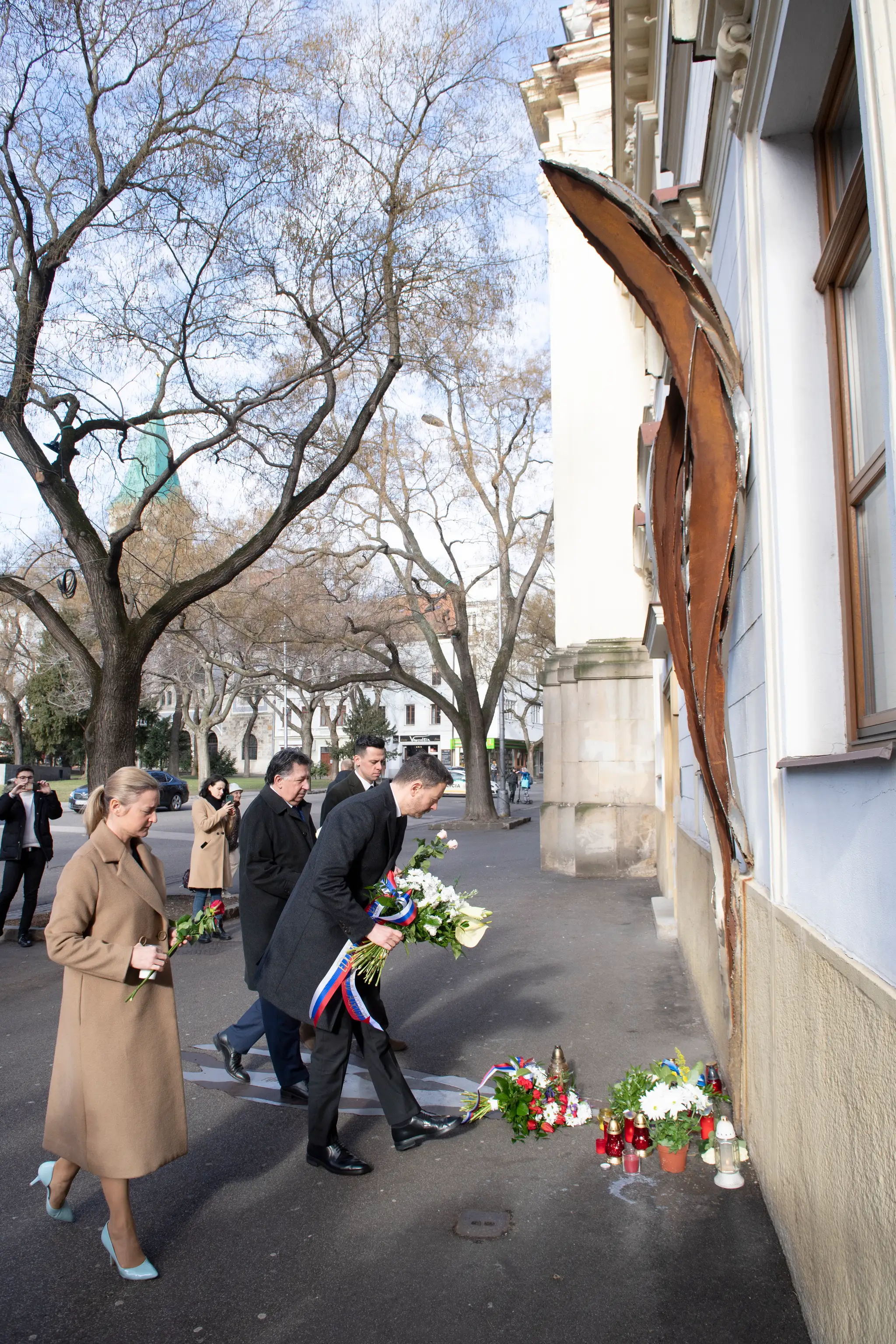 Členovia vlády pri symbolickom pamätníku