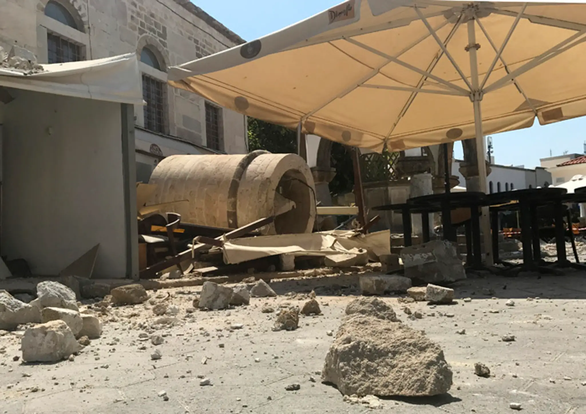 Sutiny na promenáde na ostrove Kos po zemestrasení.