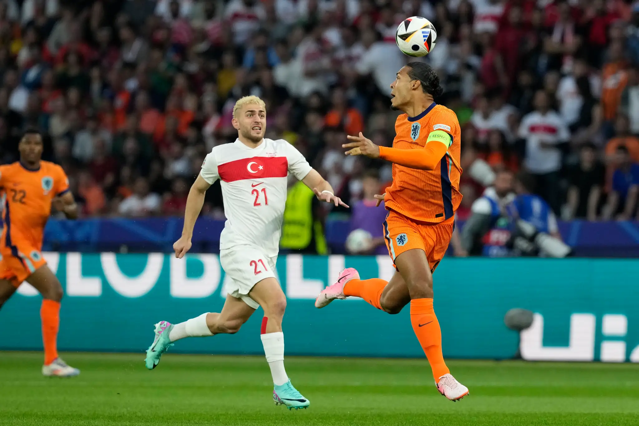 Turecký futbalista Baris Alper Yilmaz (vľavo) a holandský futbalista Virgil van Dijk v súboji o loptu.