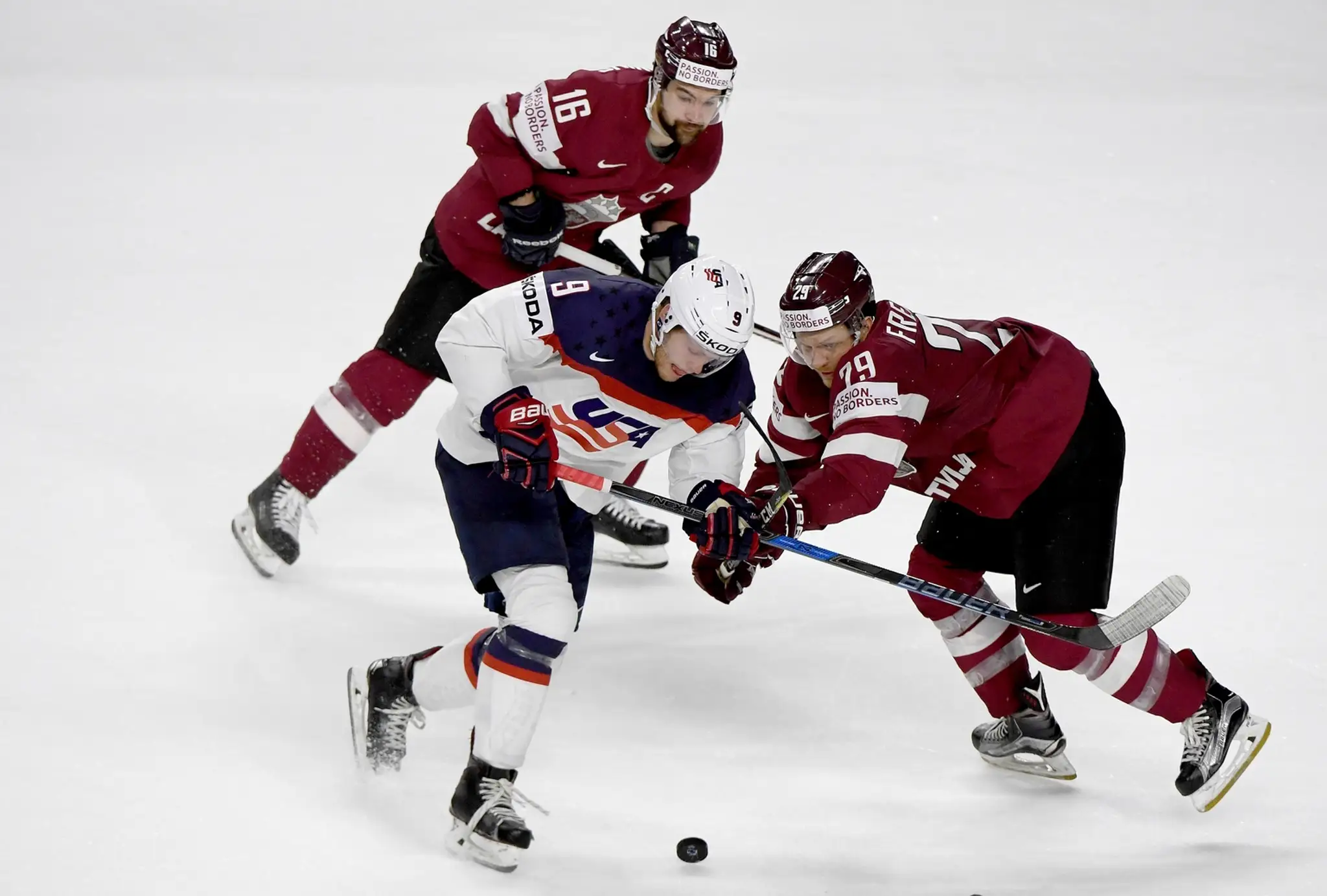 Vitalijs Pavlovs (vpravo) atakuje Američana Andrewa Coppa (v strede) v dueli MS 2017.