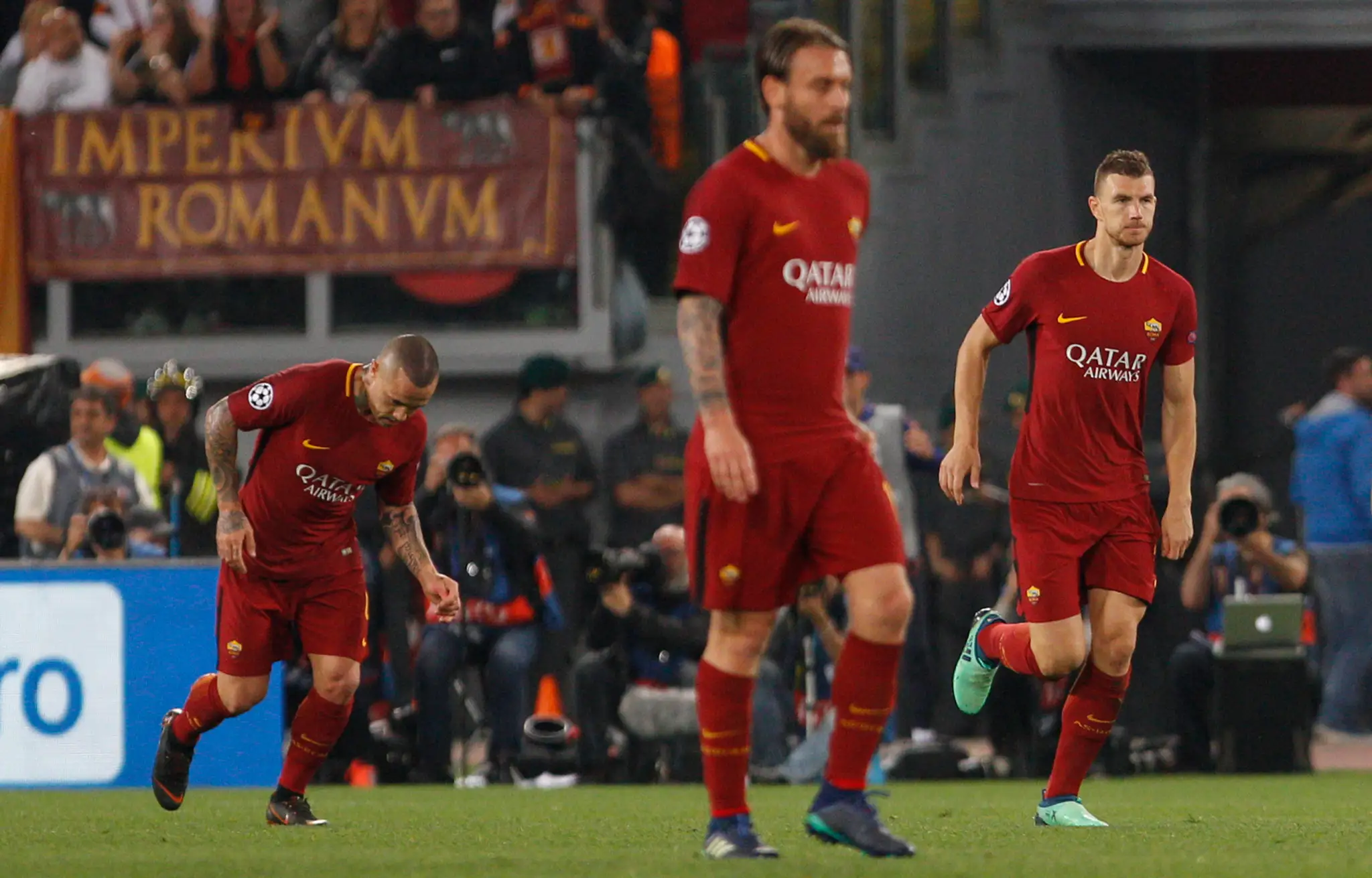Útočník Edin Džeko (vpravo) z AS Rím oslavuje gól v odvete semifinále Ligy majstrov proti Liverpoolu.