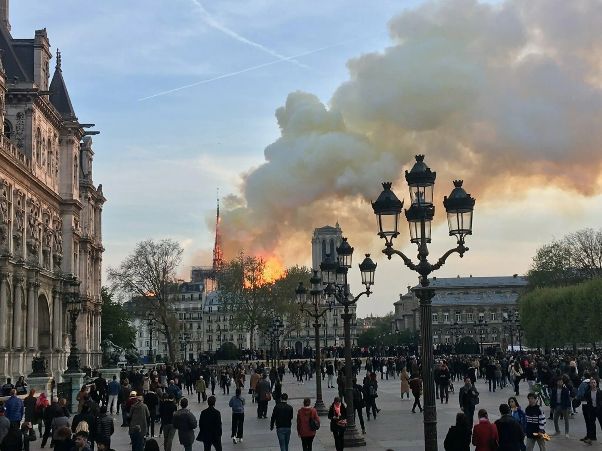 Požiar v Notre Dame zasiahol aj interiér katedrály