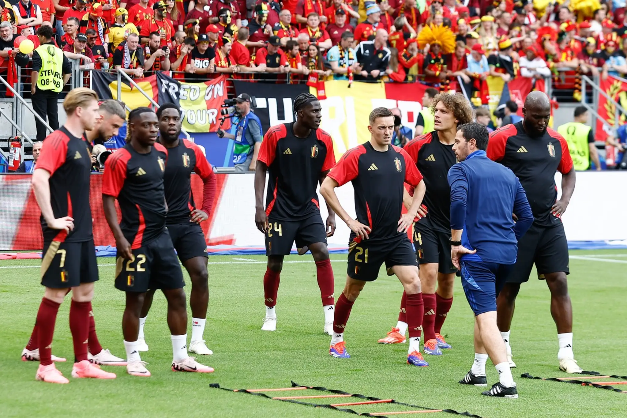 Belgičania počas predzápasovej rozcvičky.