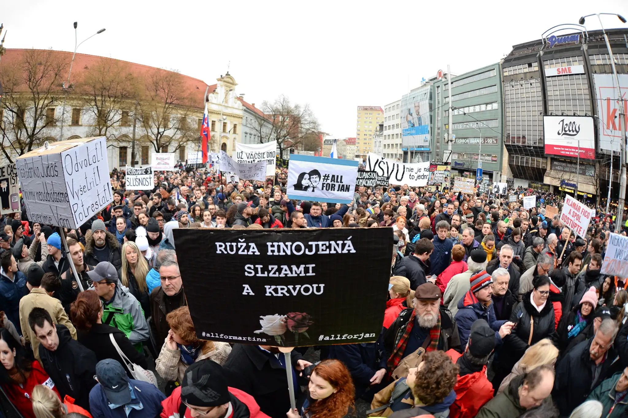 Na bratislavský protest Za slušné Slovensko prišli tisícky ľudí (archívna snímka)