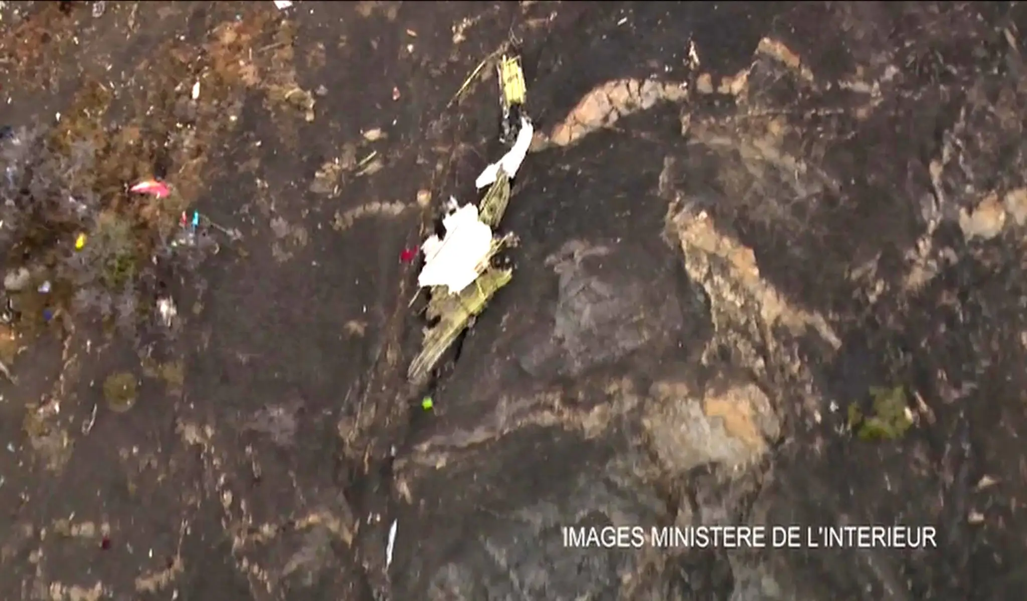 Francúzske ministerstvo vnútra zverejnilo nové fotografie z miesta tragédie.
