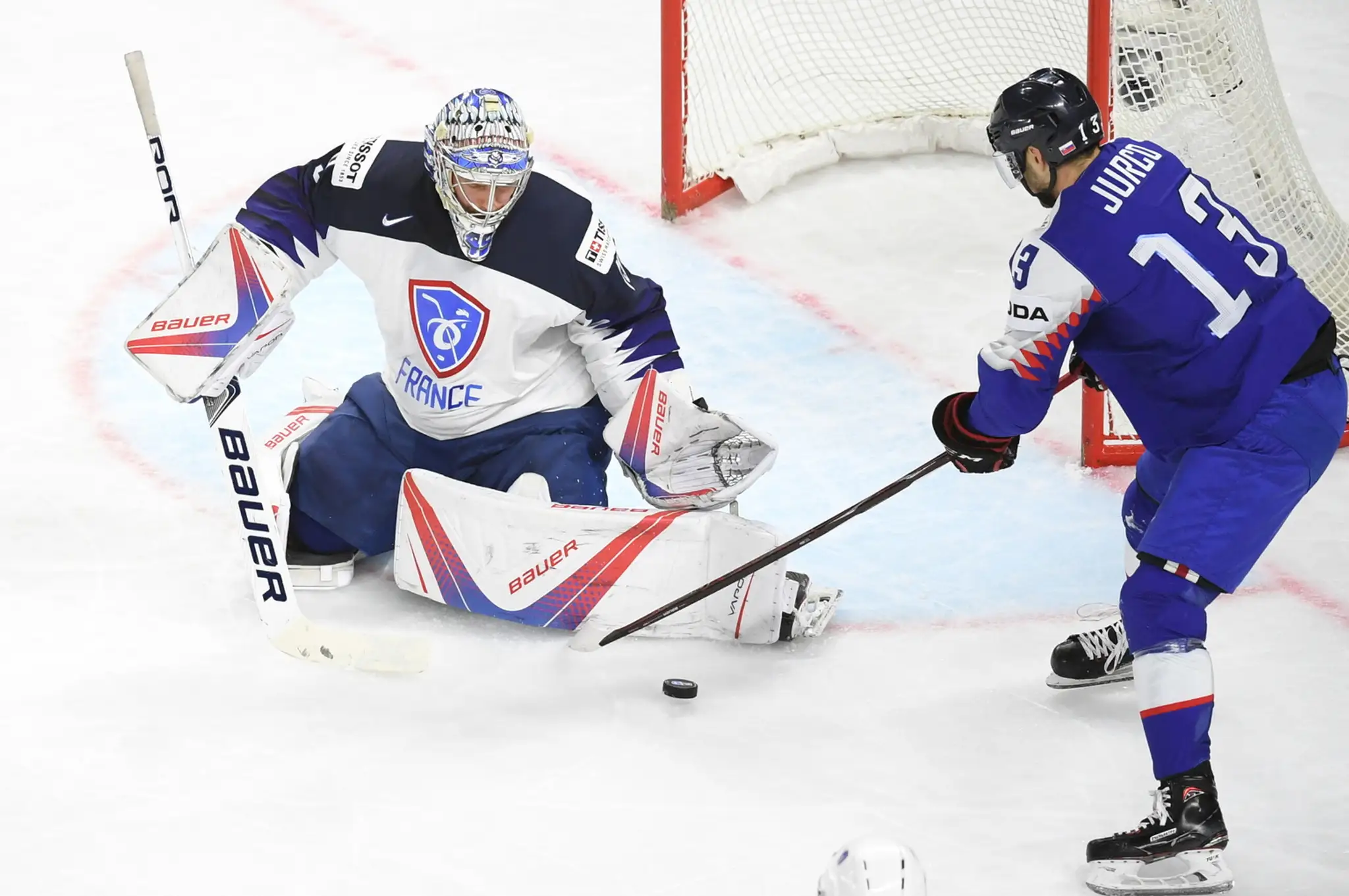 Gólman Francúzska Florian Hardy chytá puk pred Tomášom Jurčom v zápase MS 2018 proti Slovensku.