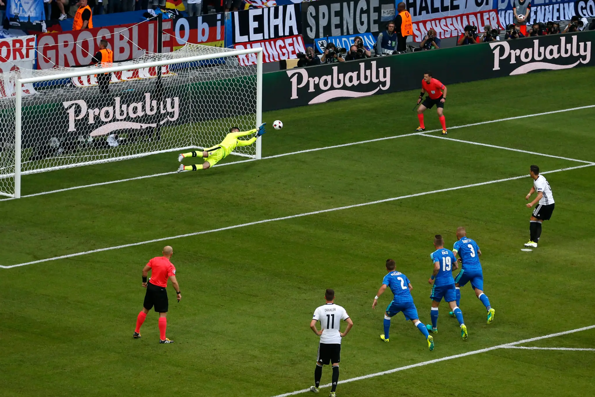 Slovenský brankár Matúš Kozáčik chytá penaltu Nemcovi Mesutovi Özilovi v osemfinále ME.