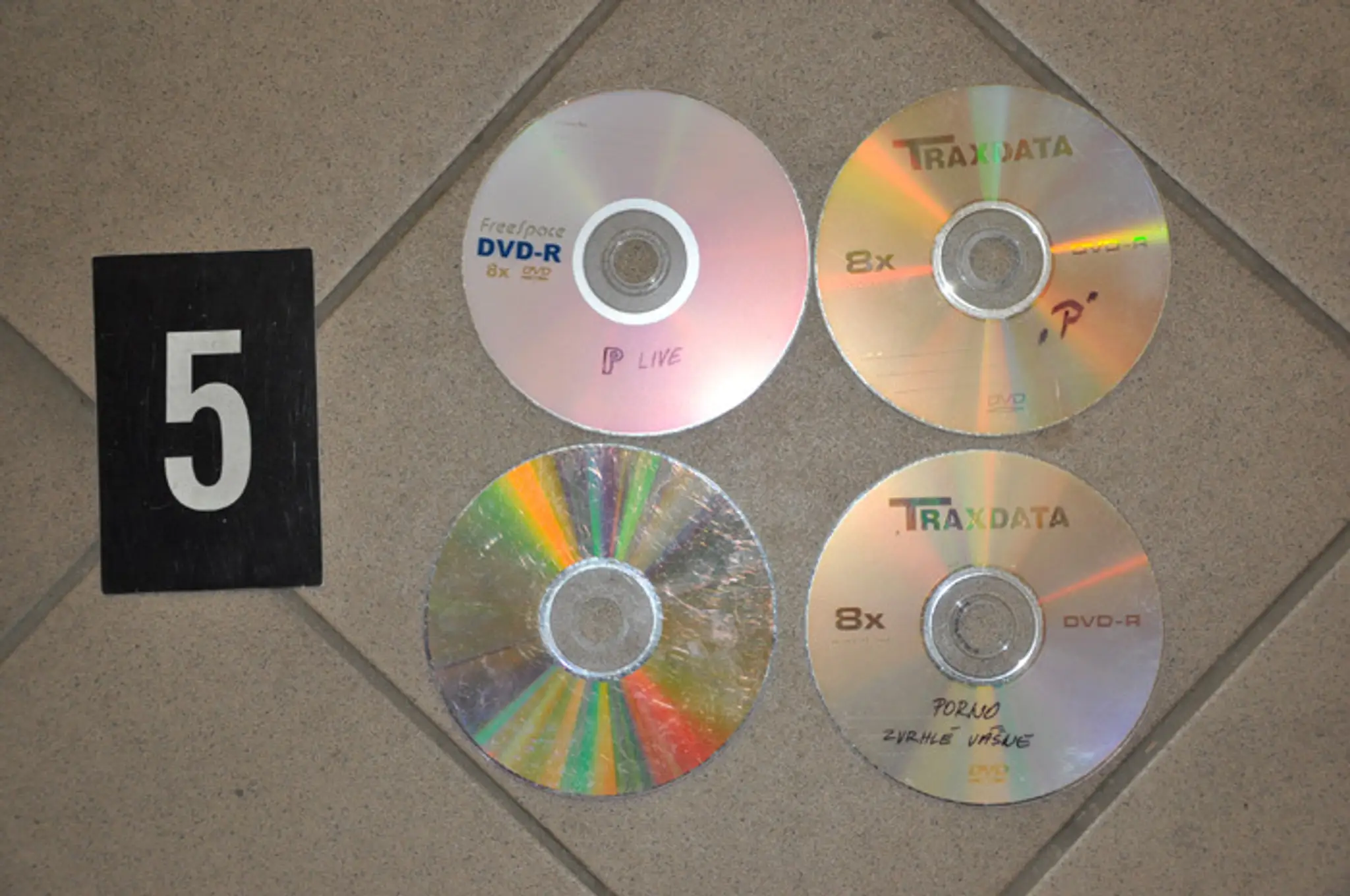 Na snímke zabavené DVD s nahrávkami detského porna v Prešove.