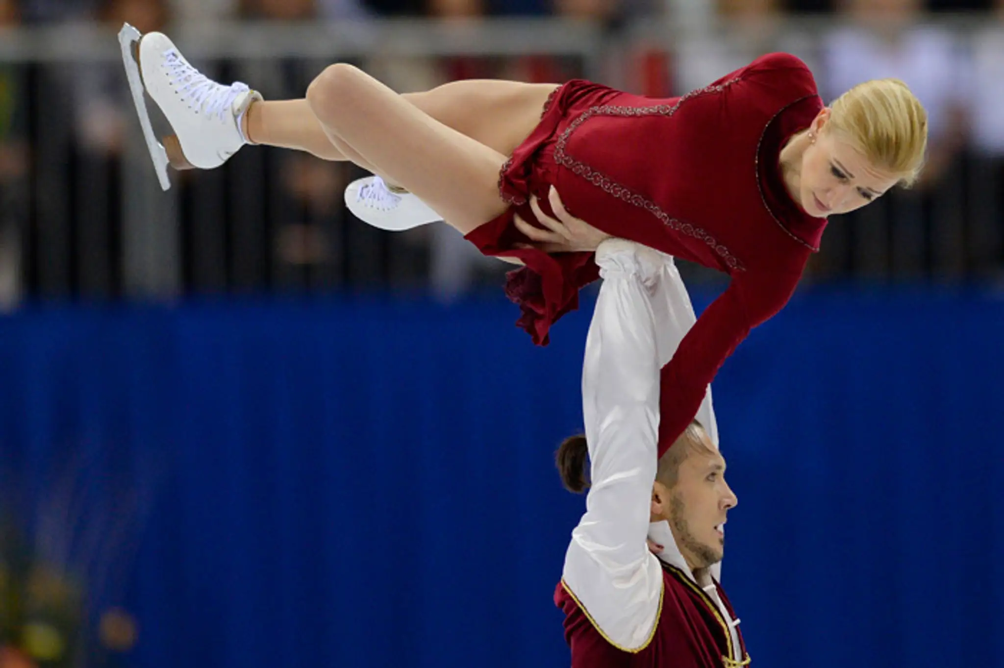Tatiana Volosožarová a Maxim Traňkov z Ruska počas voľnej jazdy v súťaži športových dvojíc na ME.