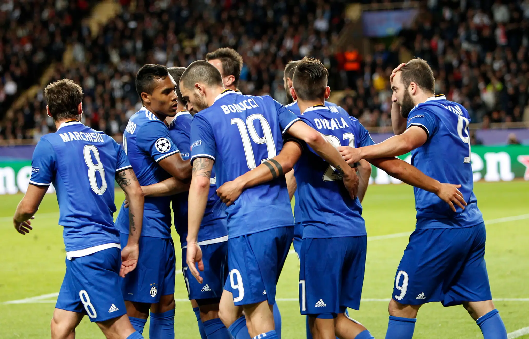 Hráči Juventusu po góle v semifinále LM proti Monacu.