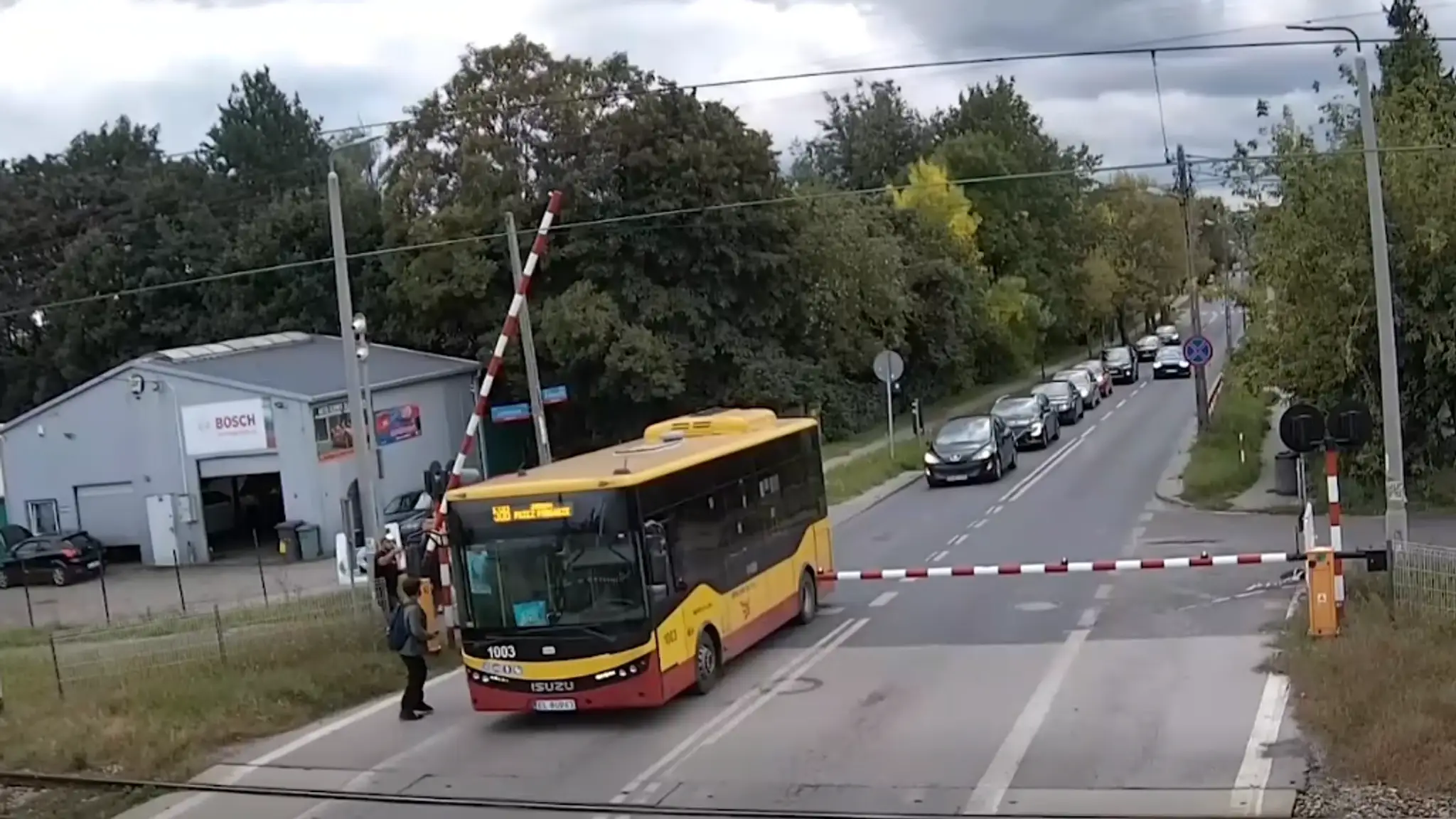 Autobus uviazol medzi závorami