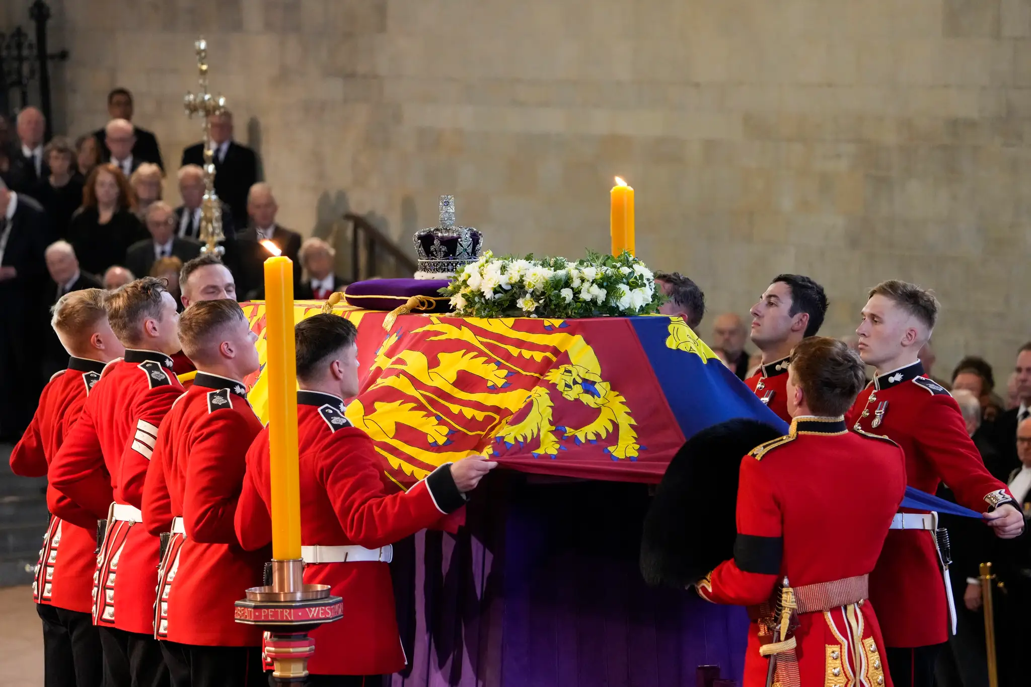 Rakva Alžbety ll. bude od stredy (14.9.2022) na štyri dni vystavená so štátnymi poctami vo Westminster Hall, najstaršej časti Westminsterského paláca