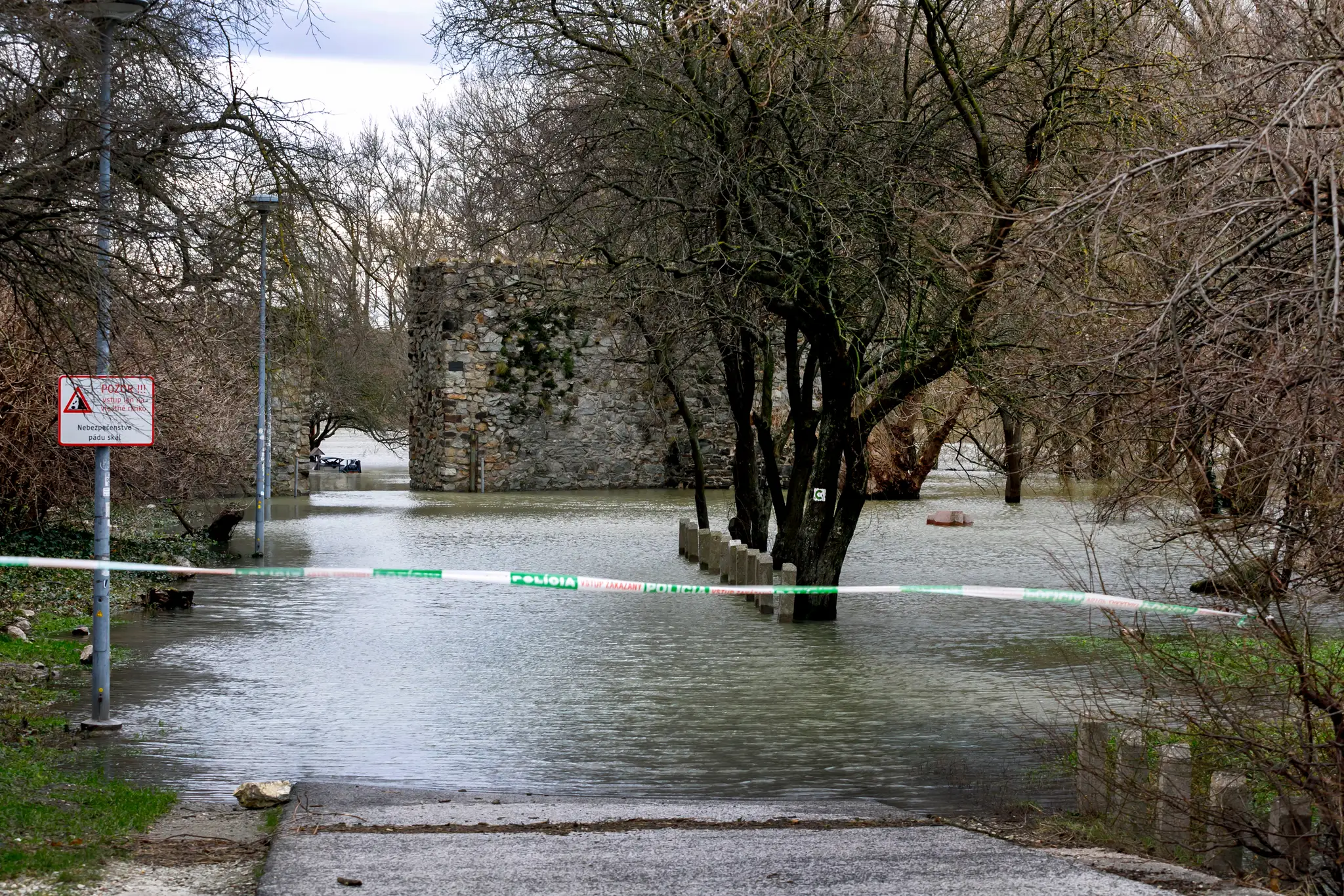 Voda pri sútoku Dunaja a Moravy zaplavila časť Slovanského nábrežia pod hradom Devín v Bratislave.