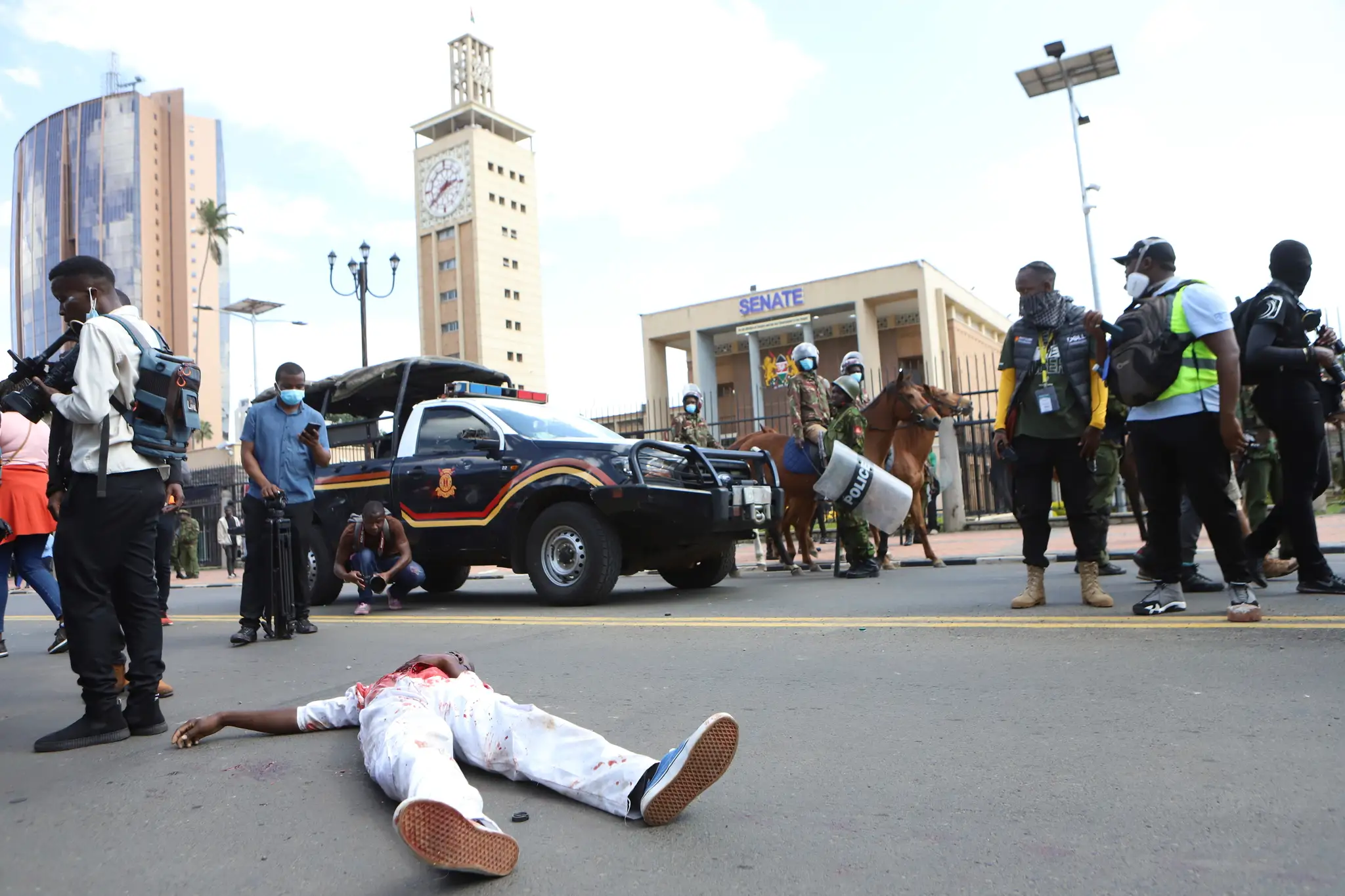 Telo muža, ktorého zastrelili, leží pred budovou parlametu počas protestu proti zavedeniu nových daní v centre Nairobi