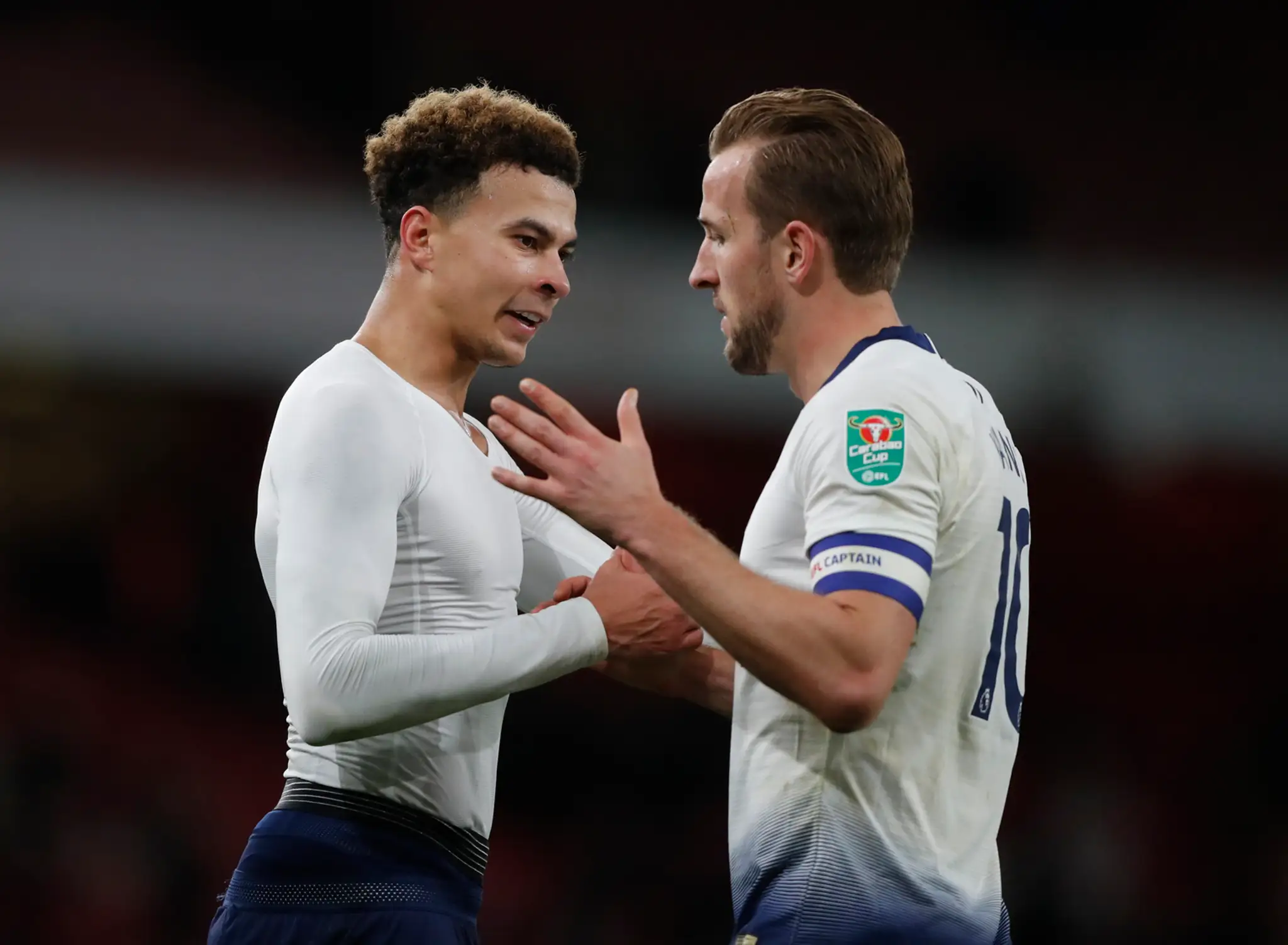 Dele Alli (vľavo) a Harry Kane z Tottenhamu reagujú po dueli štvrťfinále Anglického ligového pohára na pôde Arsenalu.