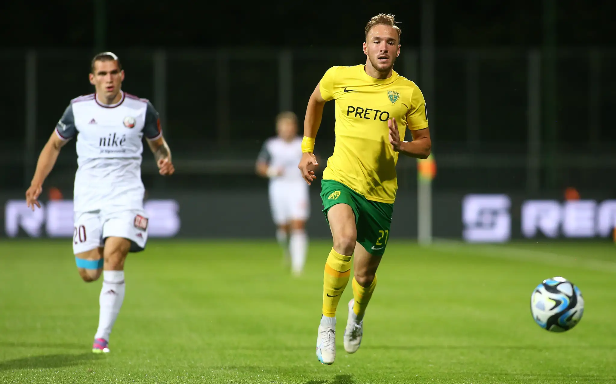 Sprava Dominik Javorček (Žilina) a Peter Kováčik (Podbrezová) v zápase 2. kola Niké ligy.
