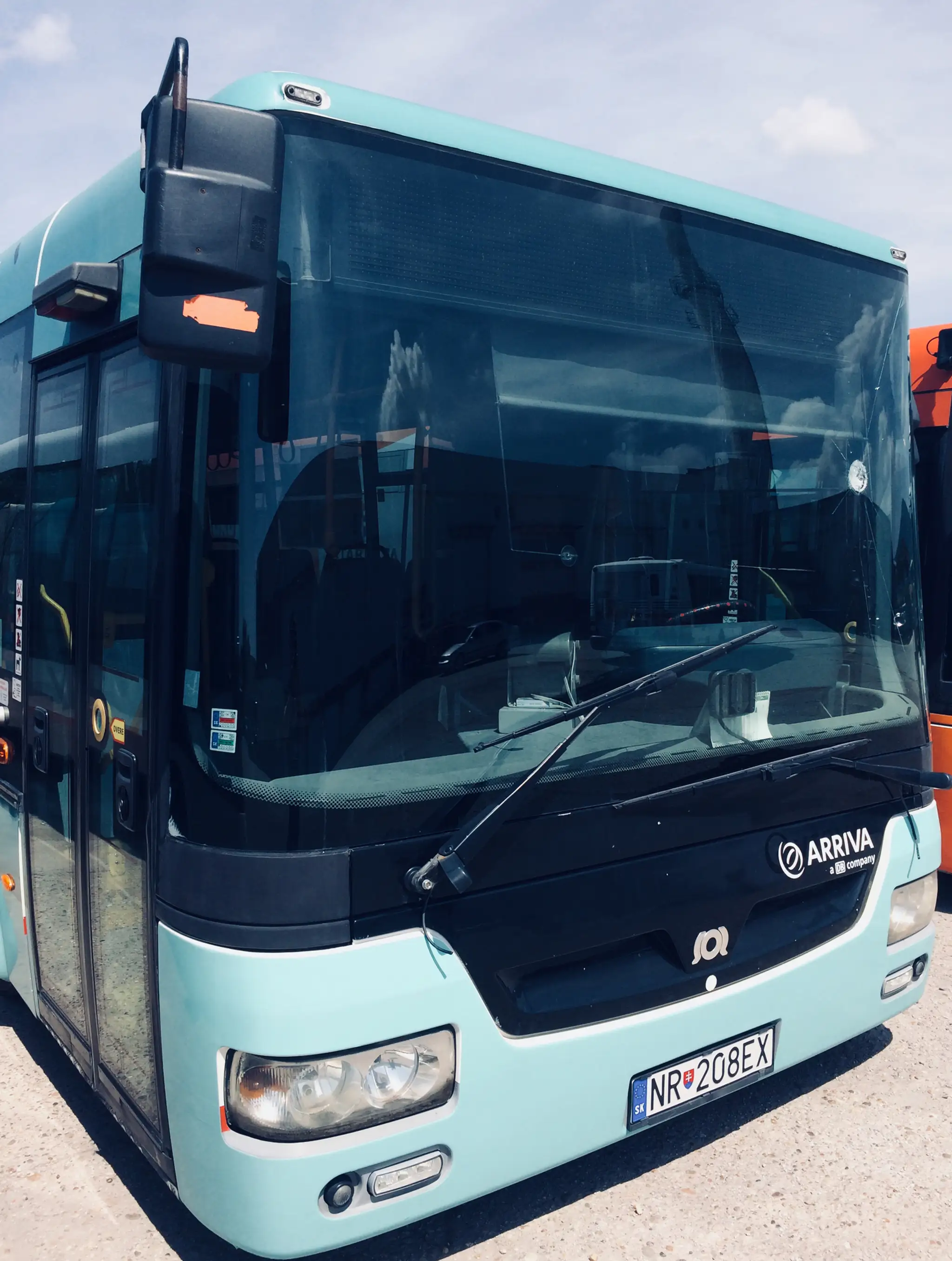 Vandali poškodili čelné sklá štvrtine vozového parku MHD v Nitre.