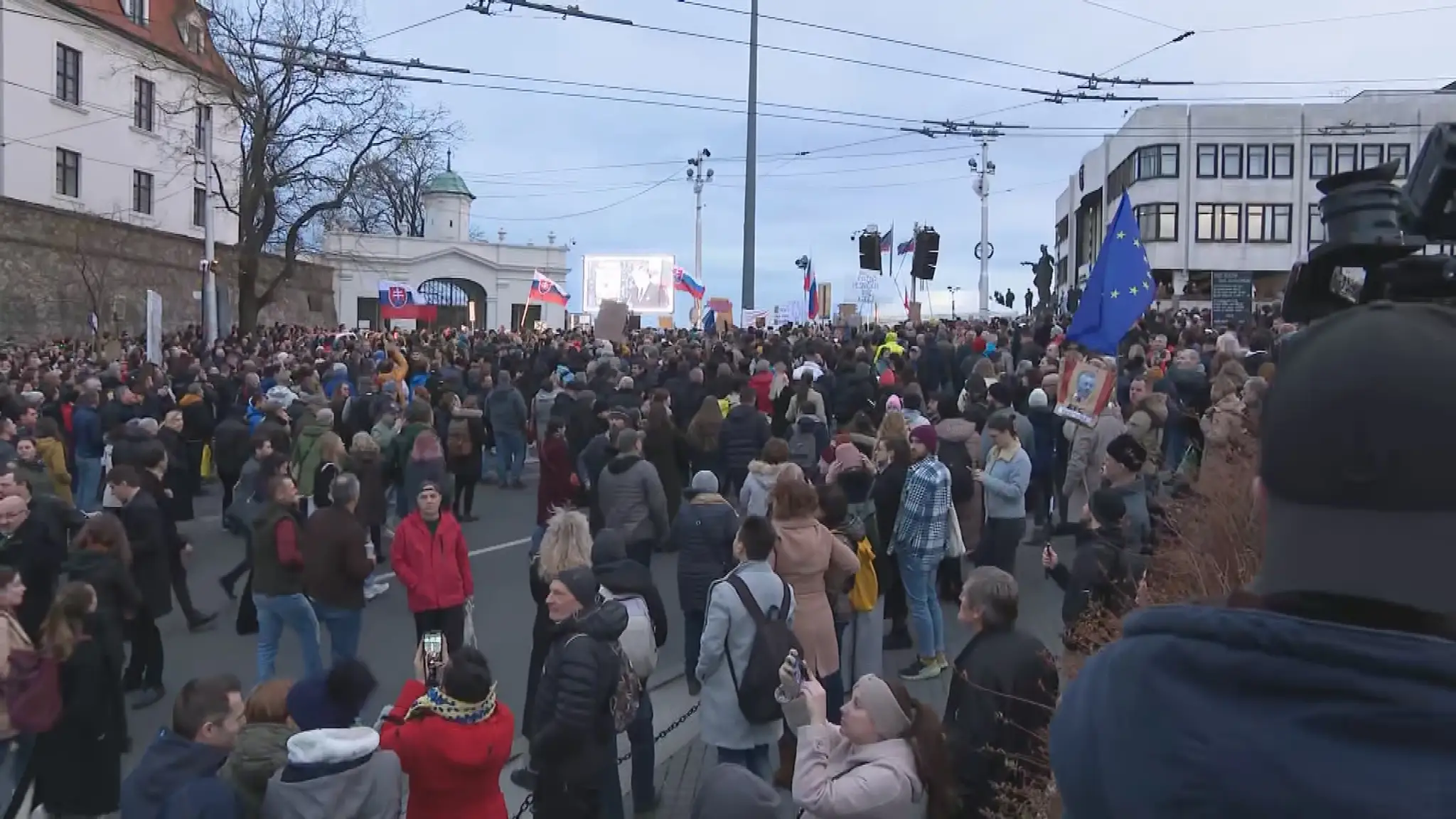 Ľudia húfne prichádzali na protest.