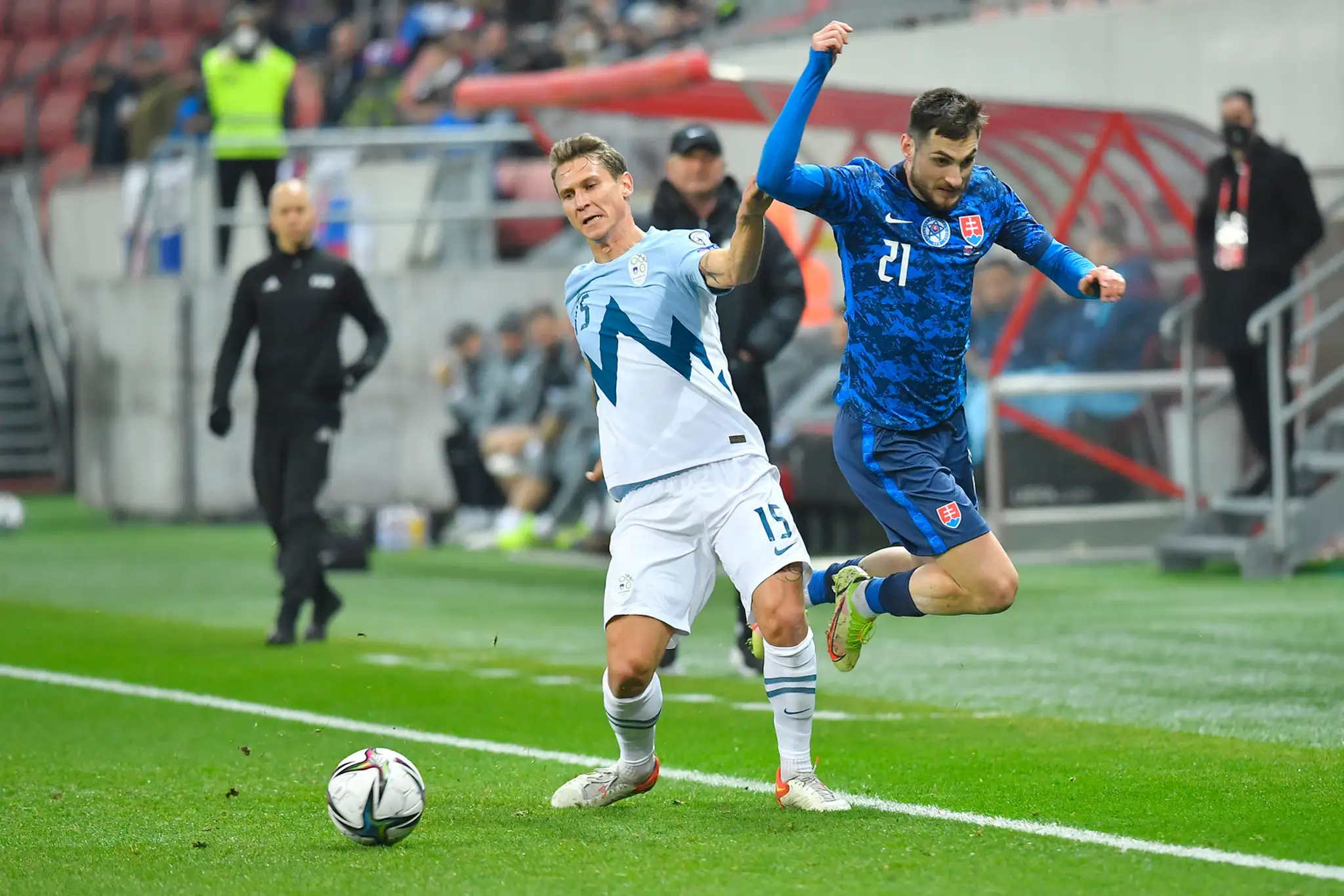 Matúš Bero (vpravo) a Slovinec Leo Štulac bojujú o loptu v kvalifikácii MS 2022.