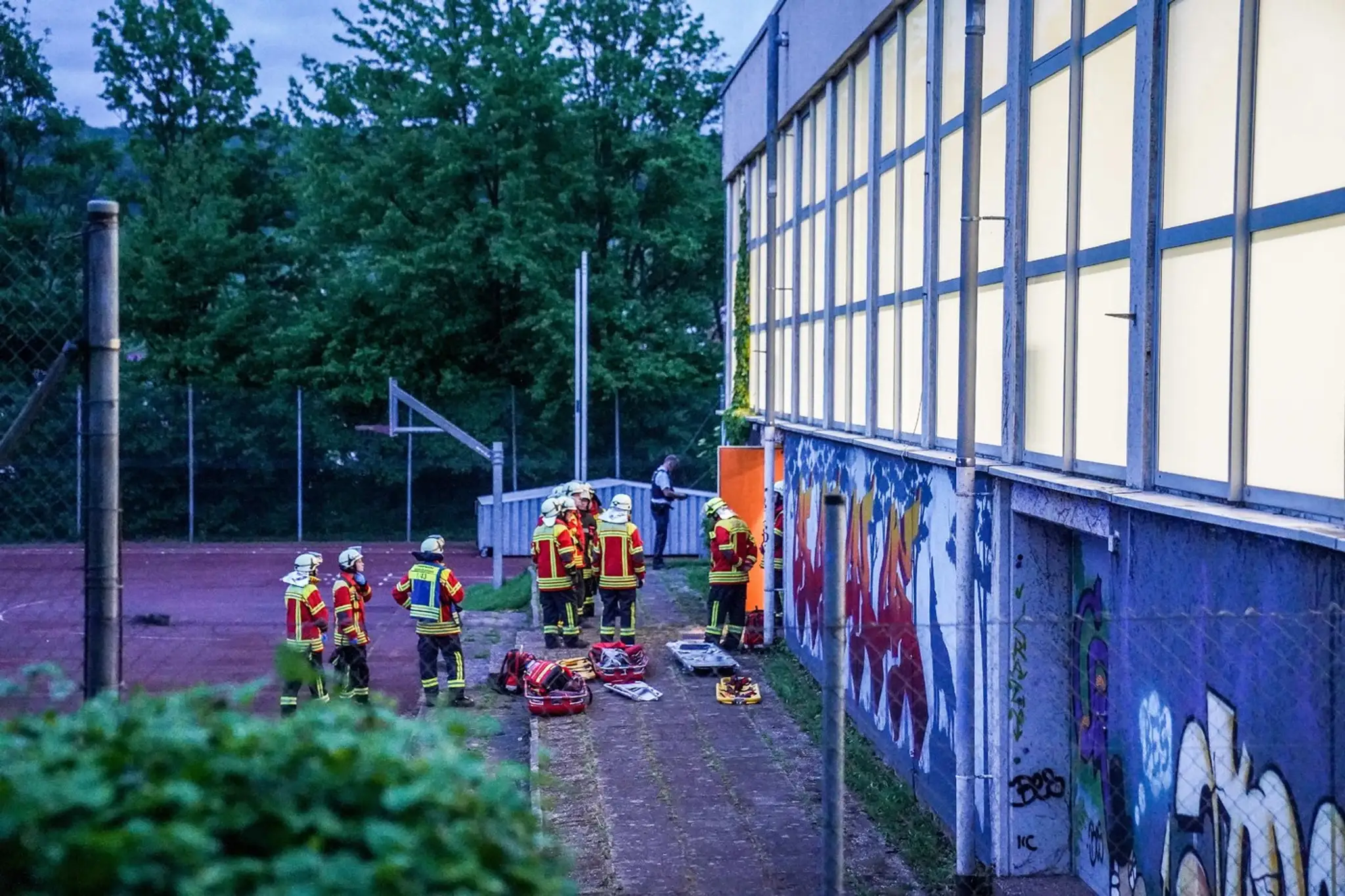 Nemeckí záchranári zasahujú v športovej hale.